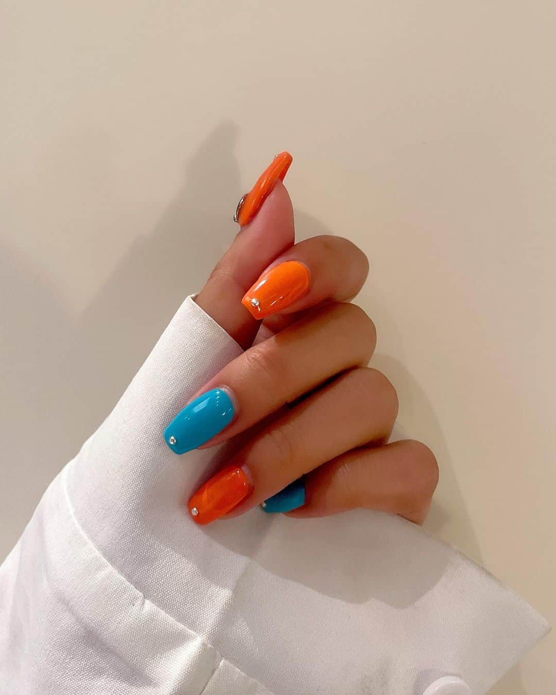 鈴木愛美さんのインスタグラム写真 - (鈴木愛美Instagram)「: 𝓝𝓮𝔀 𝓷𝓪𝓲𝓵💅🩷 @lapis_aoi @lapis_haruka   orange×blue可愛過ぎる🦋🧡✴︎° Summer nail!!!!!! Footはギラッギラのラメにしてもらったよ💎✨  #nail #naildesign #nails #naildesigns #orangenails #bluenails #bluenails💙 #ネイル #ネイルデザイン」9月4日 5時36分 - x.manya.x