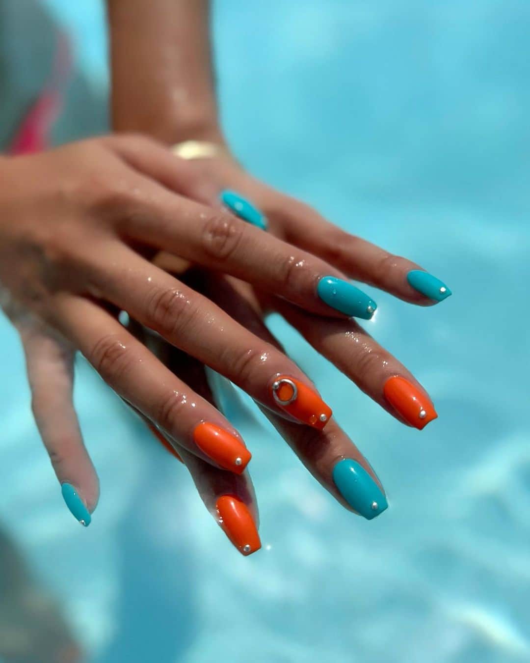 鈴木愛美さんのインスタグラム写真 - (鈴木愛美Instagram)「: 𝓝𝓮𝔀 𝓷𝓪𝓲𝓵💅🩷 @lapis_aoi @lapis_haruka   orange×blue可愛過ぎる🦋🧡✴︎° Summer nail!!!!!! Footはギラッギラのラメにしてもらったよ💎✨  #nail #naildesign #nails #naildesigns #orangenails #bluenails #bluenails💙 #ネイル #ネイルデザイン」9月4日 5時36分 - x.manya.x