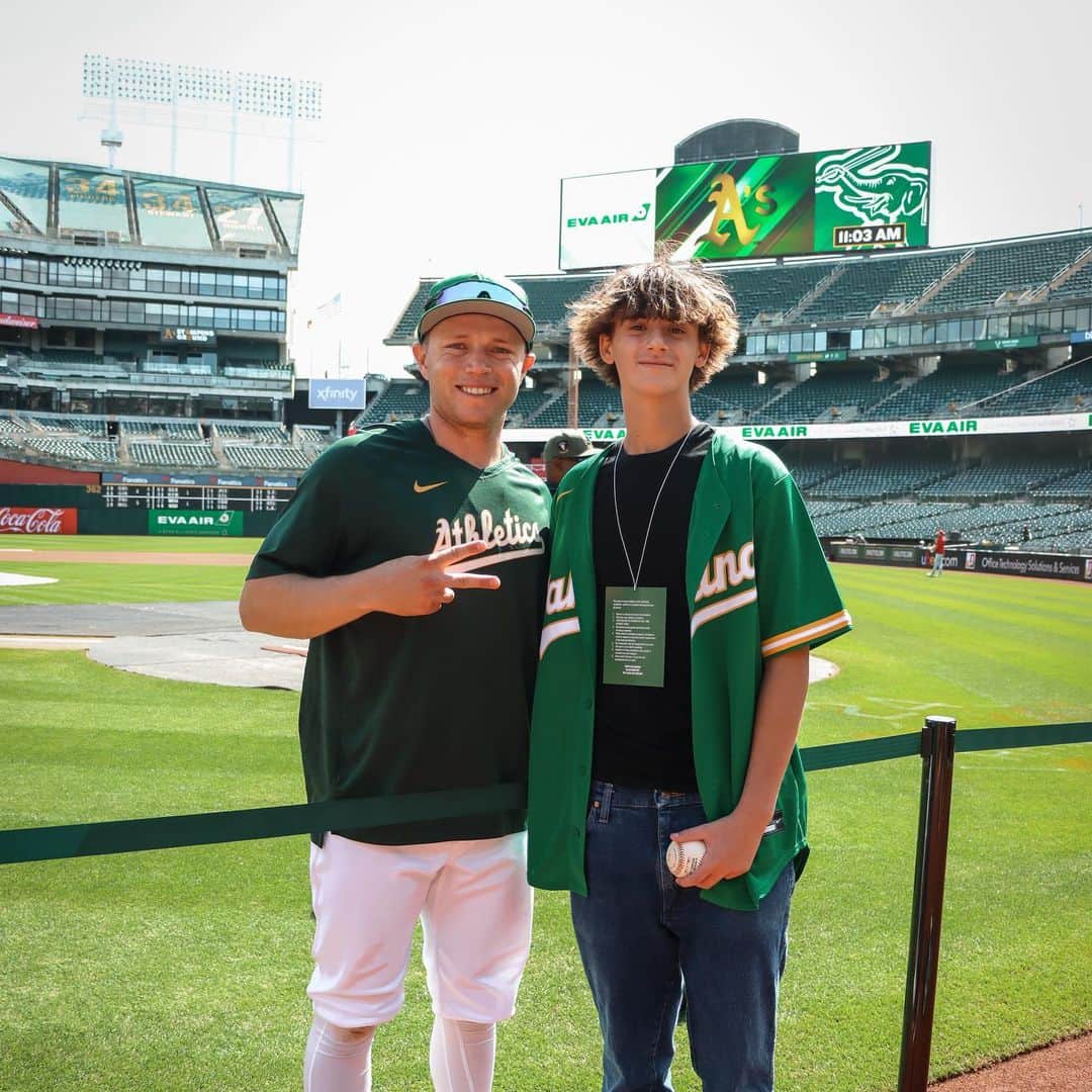 オークランド・アスレチックスさんのインスタグラム写真 - (オークランド・アスレチックスInstagram)「It’s more than just a game 💛💚 As part of Childhood Cancer Awareness Day, we hosted 14-year-old leukemia survivor Jayden Zentner and his family! He attended pregame warmups, met with players, and threw out the first pitch ⚾️」9月4日 5時36分 - athletics