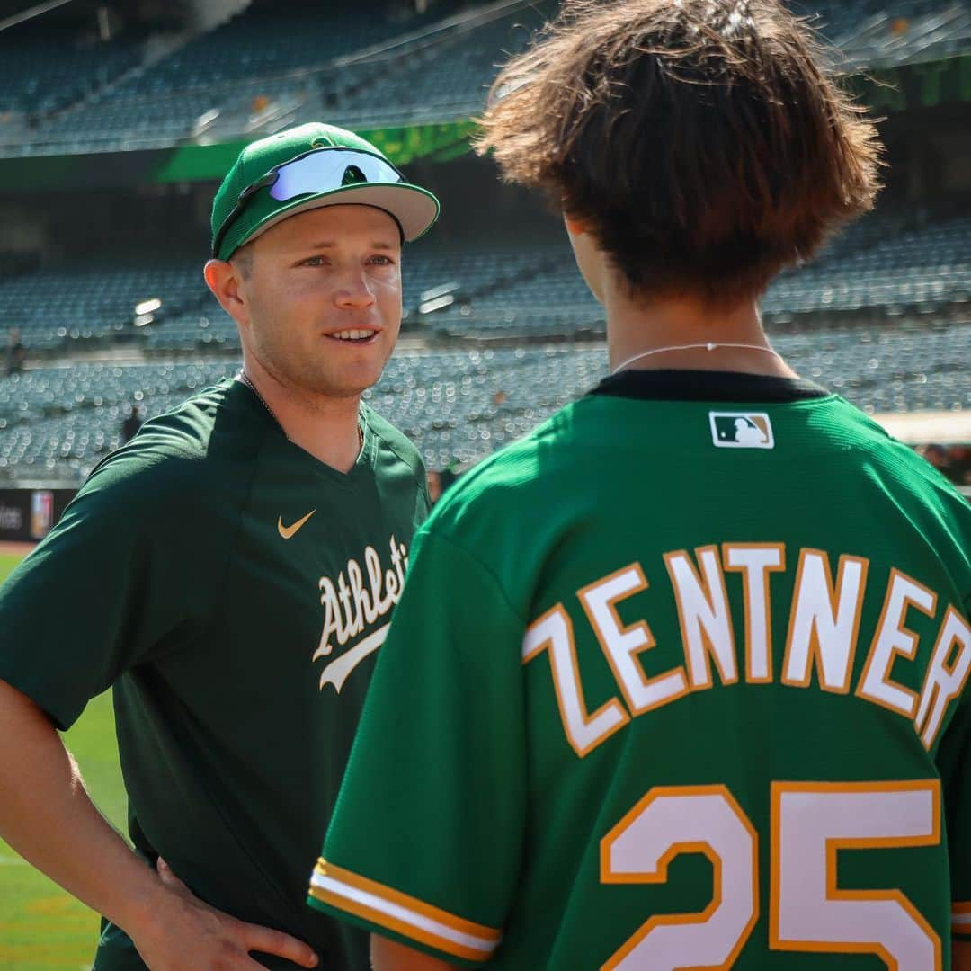 オークランド・アスレチックスさんのインスタグラム写真 - (オークランド・アスレチックスInstagram)「It’s more than just a game 💛💚 As part of Childhood Cancer Awareness Day, we hosted 14-year-old leukemia survivor Jayden Zentner and his family! He attended pregame warmups, met with players, and threw out the first pitch ⚾️」9月4日 5時36分 - athletics