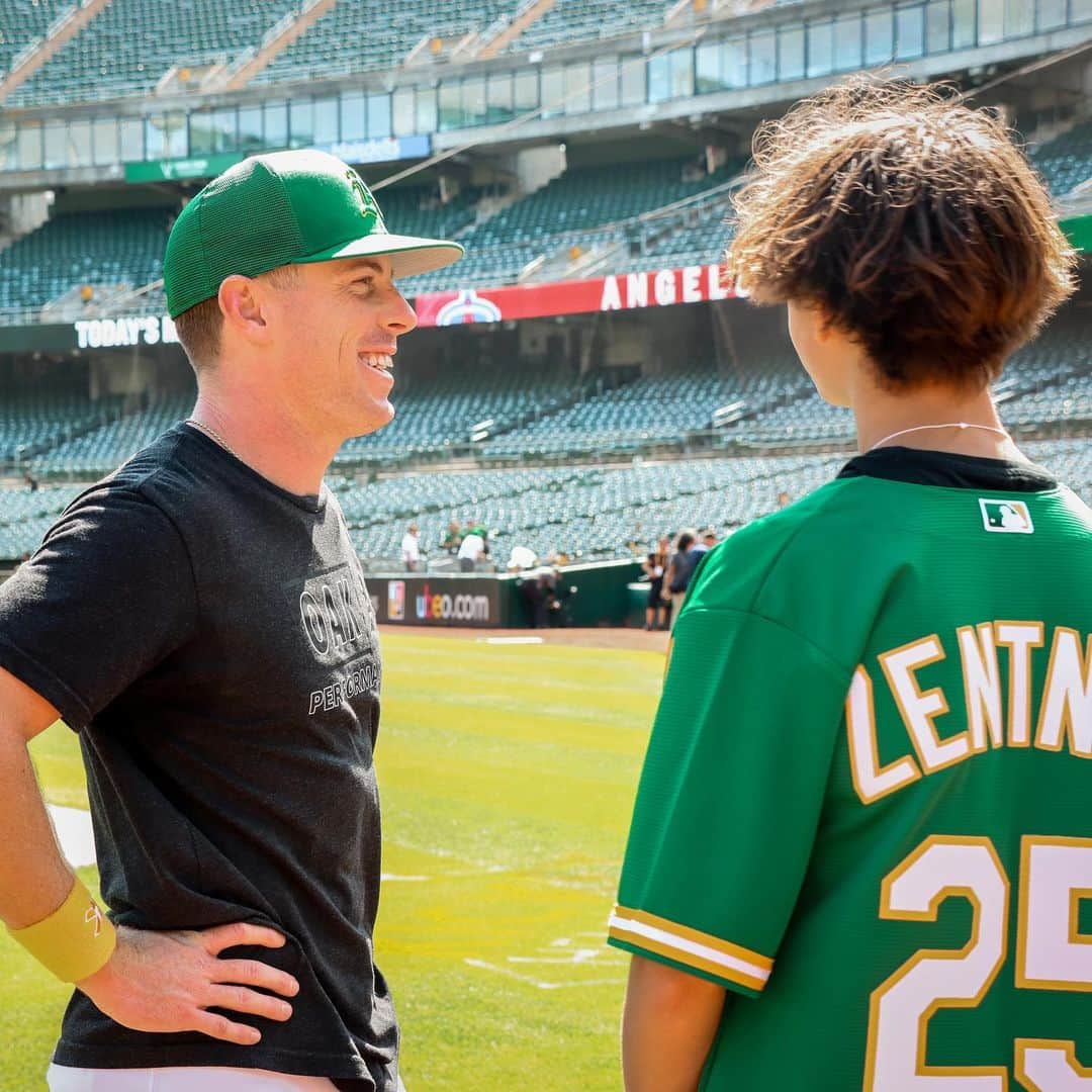 オークランド・アスレチックスさんのインスタグラム写真 - (オークランド・アスレチックスInstagram)「It’s more than just a game 💛💚 As part of Childhood Cancer Awareness Day, we hosted 14-year-old leukemia survivor Jayden Zentner and his family! He attended pregame warmups, met with players, and threw out the first pitch ⚾️」9月4日 5時36分 - athletics