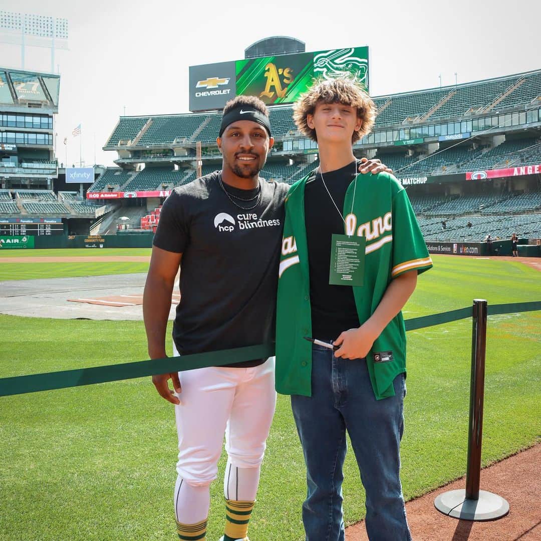 オークランド・アスレチックスさんのインスタグラム写真 - (オークランド・アスレチックスInstagram)「It’s more than just a game 💛💚 As part of Childhood Cancer Awareness Day, we hosted 14-year-old leukemia survivor Jayden Zentner and his family! He attended pregame warmups, met with players, and threw out the first pitch ⚾️」9月4日 5時36分 - athletics