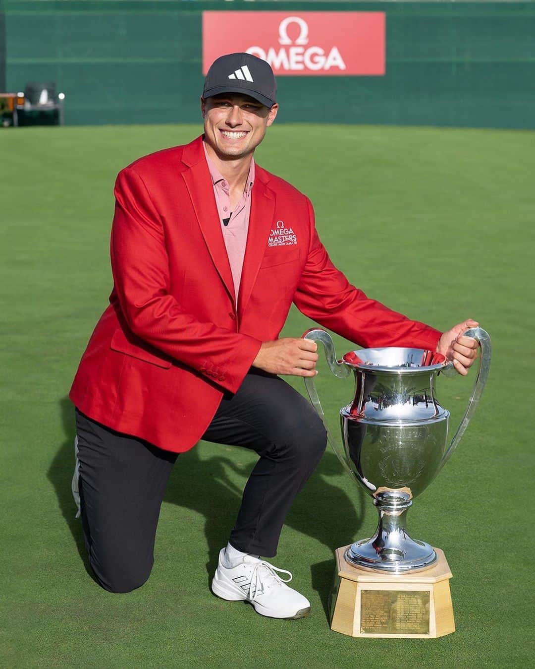 オメガのインスタグラム：「King of the Mountain! Ludvig Aberg claims the trophy and the winner’s watch at the OMEGA Masters in Crans Montana. Congratulations Ludvig Aberg!   #OMEGA #OMEGAGolf @omegaeuropeanmasters」