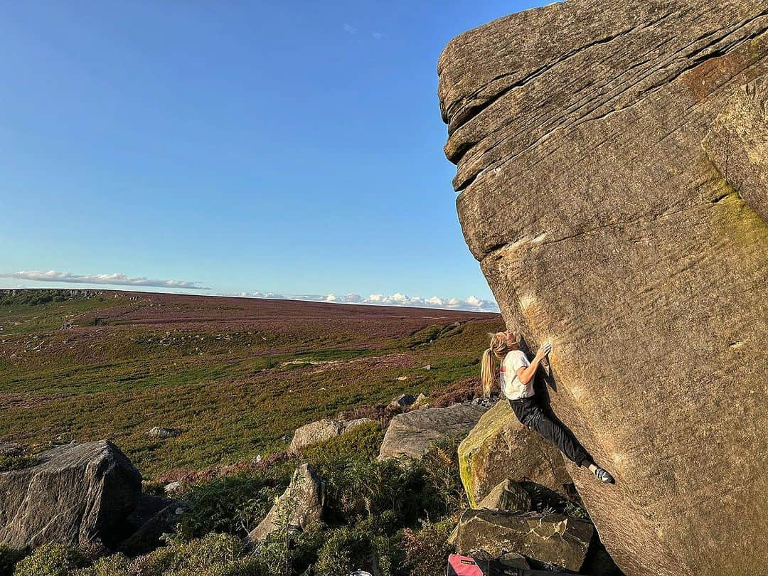 シャウナ・コックジーのインスタグラム：「Thick End of the Wedge 😍  Been on the life list for quite some time. Finally made the time to get back to it and what an evening it was! Perfect conditions, a beaut sunset and pub dinner to finish.   This climb is so so good.  Thanks to Ned for the vision putting this one up and for making me go get it done. And to @climberjack for coming out to carry pads and hang with the babs too 🙏」