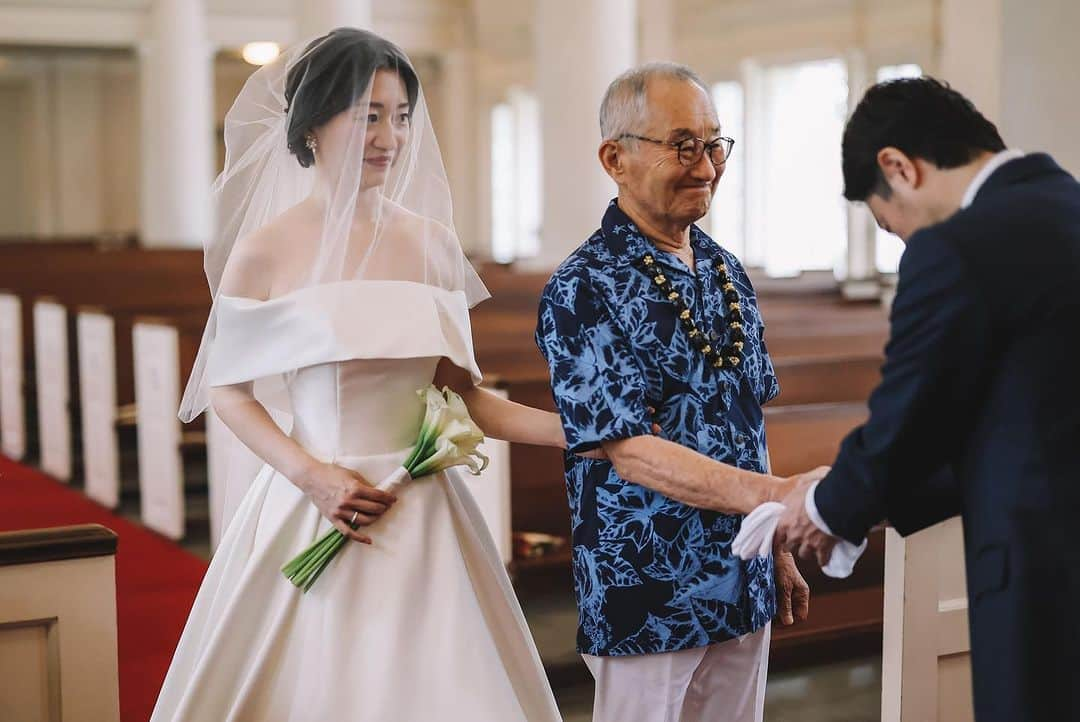 YouAのインスタグラム：「歩く練習と花嫁さんをお父様に 引き渡す練習をしてからおふたりは ハワイへ🛫  現地でもリハーサルあるけど 流れを覚えることに必死になっちゃいそうと思ったので、新郎新婦さんの 立ち居振舞いだけは出発前に伝授。 . . . ハワイでの挙式・パーティ、フォトウェディングをプロデュースしています。  @youa.dressstylist   安心して当日を迎えて頂けるように おふたりのウェディングメニューにあわせて現地でチームを作成。 日本とハワイからトータルでサポート します。  #ハワイ #ハワイウェディング  #海外ウェディングプランナー  #ハワイ挙式  #ウェディングドレス #ウェディングフォト #フォトウェディング」