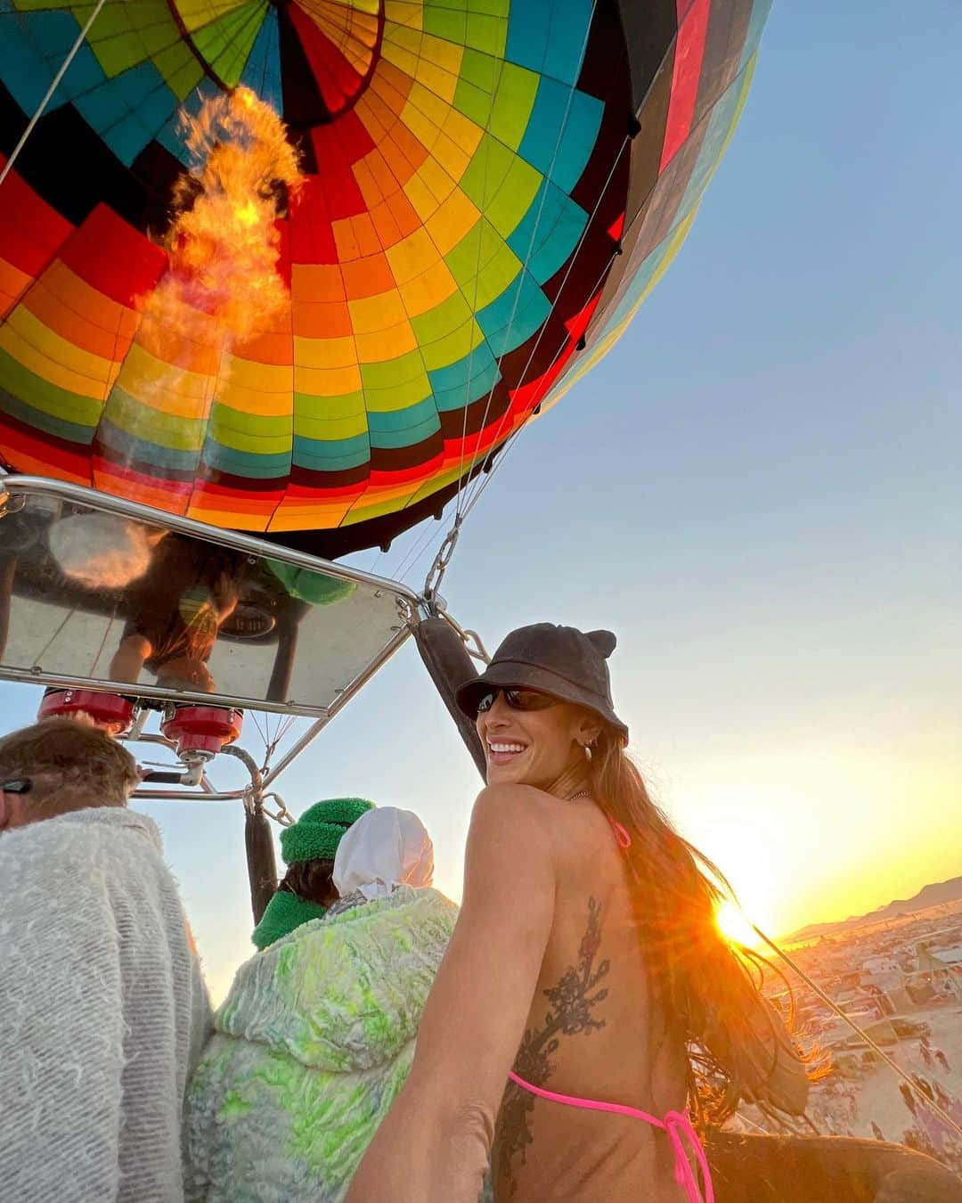 Kaylee Ricciardiのインスタグラム：「This year was so special, probably my favorite out of the past 11. Getting to watch the sunrise from a hot air balloon with some of my favorite people literally brought me to tears. Without rain there’s no rainbows, rain or shine it was a beautiful experience 🌧️☀️🌈❤️‍🔥」