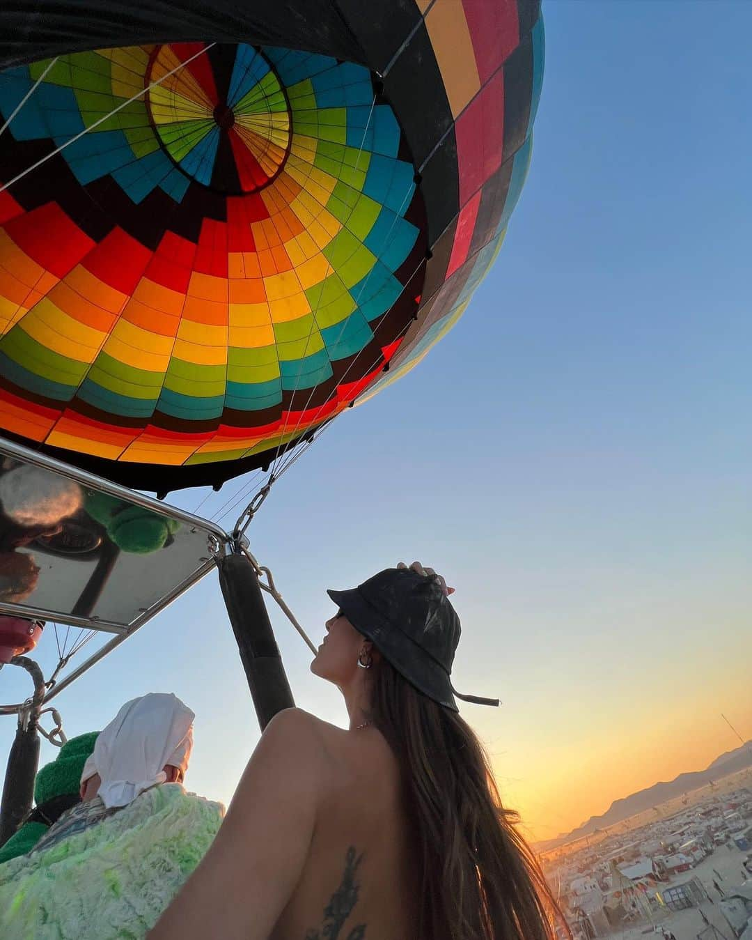 Kaylee Ricciardiさんのインスタグラム写真 - (Kaylee RicciardiInstagram)「This year was so special, probably my favorite out of the past 11. Getting to watch the sunrise from a hot air balloon with some of my favorite people literally brought me to tears. Without rain there’s no rainbows, rain or shine it was a beautiful experience 🌧️☀️🌈❤️‍🔥」9月4日 6時01分 - kayleericciardi