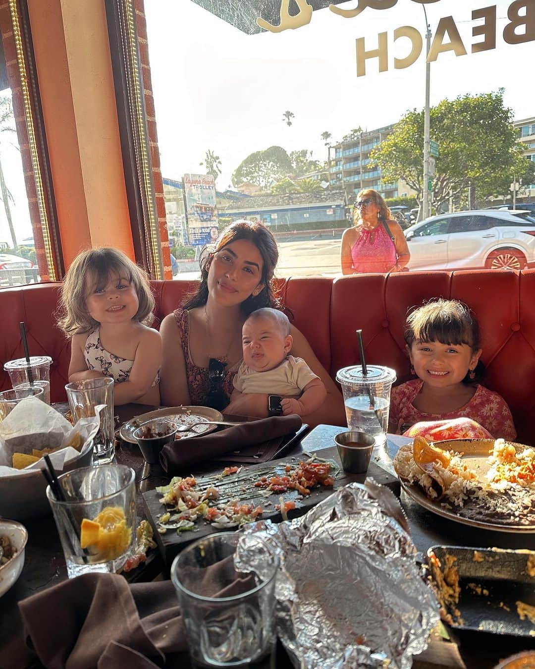 Sazan Hendrixさんのインスタグラム写真 - (Sazan HendrixInstagram)「I’ll have the delicious trio, triple the love with a side of laughter and meltdowns right off the menu of mom life! 🤪🍽️♥️ #happysunday #labordayweekend #momof3 #californiaadventure」9月4日 6時03分 - sazan