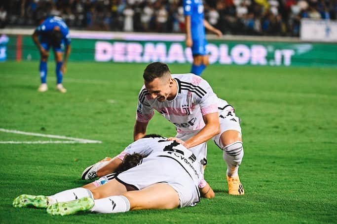 アルカディウシュ・ミリクのインスタグラム：「Sulla strada giusta 💪 Forza Juve… P.s. Prego, @fedexchiesa 😂」