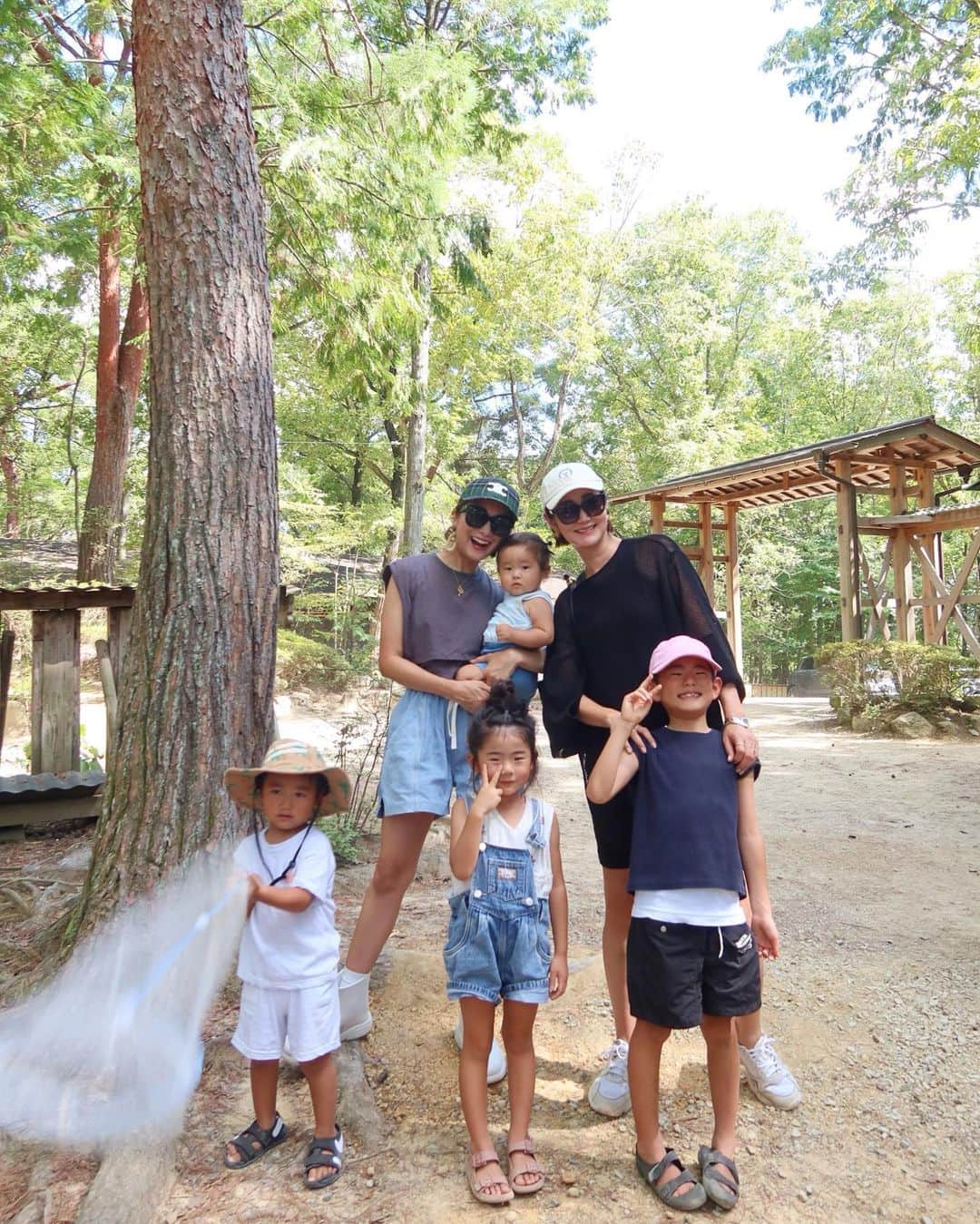 Mai Wakimizuのインスタグラム：「朝から晩まで1日を満喫し過ぎた日♡しい茸園、イベント盛り沢山でめっちゃ楽しいやんか！鮎のつかみどり(パパ達の出番！)→しい茸狩り(なぜか私あまり記憶にない。笑)→BBQ(お肉のクォリティ高いし椎茸ごはんが美味し過ぎて追加した♡)のモリモリコース！大人も子供に負けないぐらいハシャいだ＼(^o^)／しい茸園の後、コーヒー飲みに行って明太パーク行って夜は焼き鳥。笑 5秒の時間さえあればいつでも寝れるぐらい力出し切った！笑 けどそれもこれも右田familyと一緒だったからなんだよね♡仲良くしてくれて本当に有難う！と愛を伝え合って解散でした♡笑 #しい茸園有馬富士#3歳1ヶ月#1歳1ヶ月#兄妹」