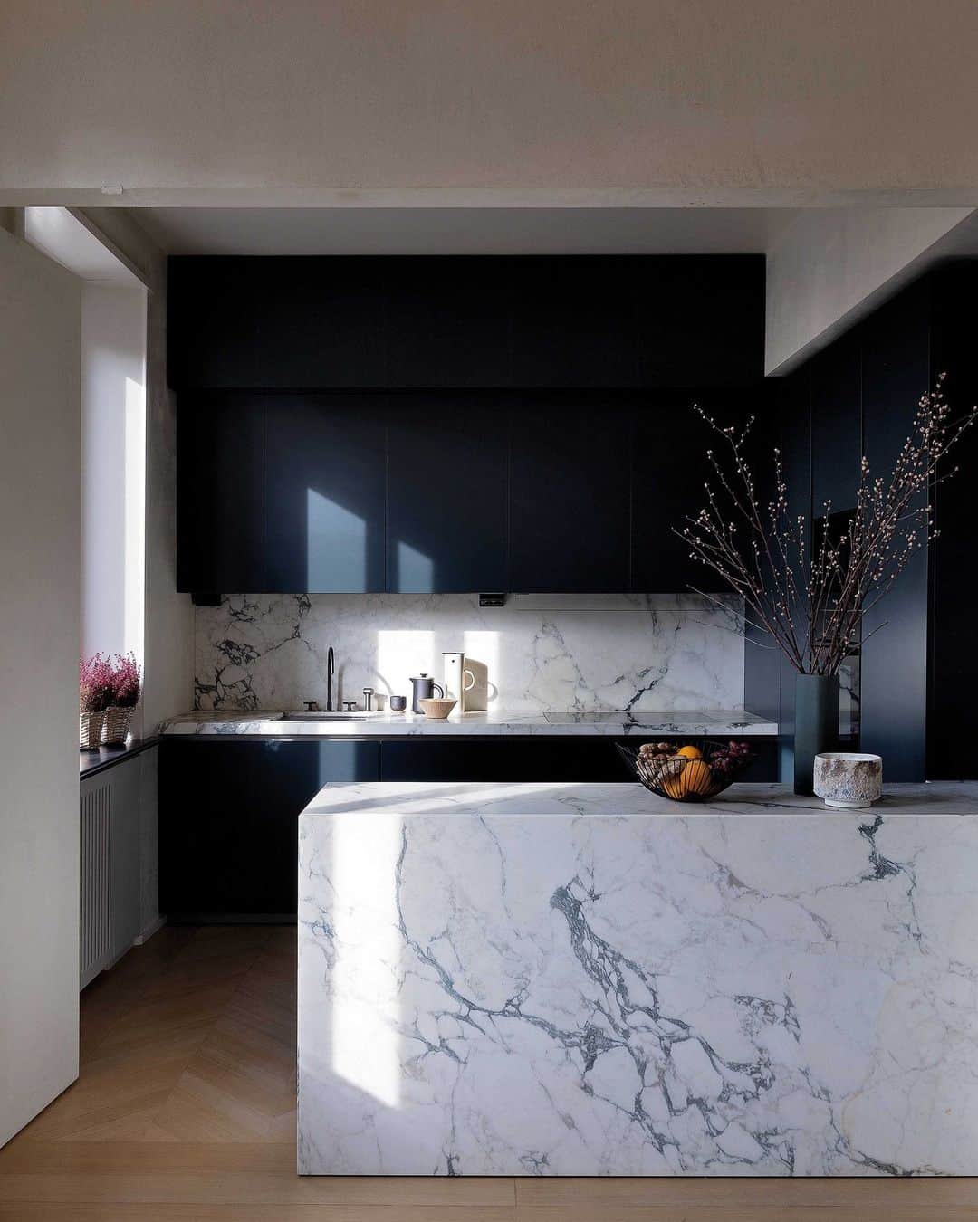 のインスタグラム：「Breccia marble and blue cabinets? Si, certo! This kitchen in the Milan family home of @molteniandc vice president Giovanni Molteni brings together the very best of Italian design, courtesy of Vincent Van Duysen (@vincentvanduysen), the brand’s creative director. The room’s material palette, like the rest of the apartment, blends “conservative and informal” and “light and warm” elements, according to the designer. All that’s missing is some cacio e pepe…  Click the link in bio to tour the light-filled Milan apartment, as seen in the April 2023 Issue of @elledecorationfr. Written by @yotse. Translated by @sofia_quintero. Photographed by @max_zambelli.」