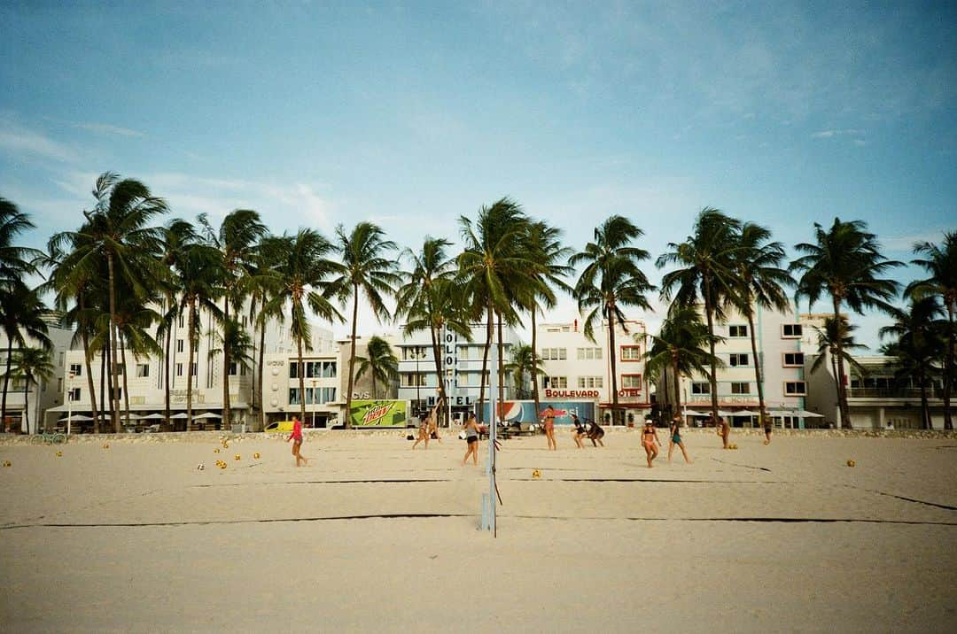 ペ・ジョンナムさんのインスタグラム写真 - (ペ・ジョンナムInstagram)「miami mood film photos rollei35 classic 🙃📸🎞️ ☀️🏝️🌴⛱️🏖️🌊 #rollei35classicplatinum #35mmfilm #filmphoto #노보정노필터 #배작가」9月4日 6時54分 - jungnam_bae