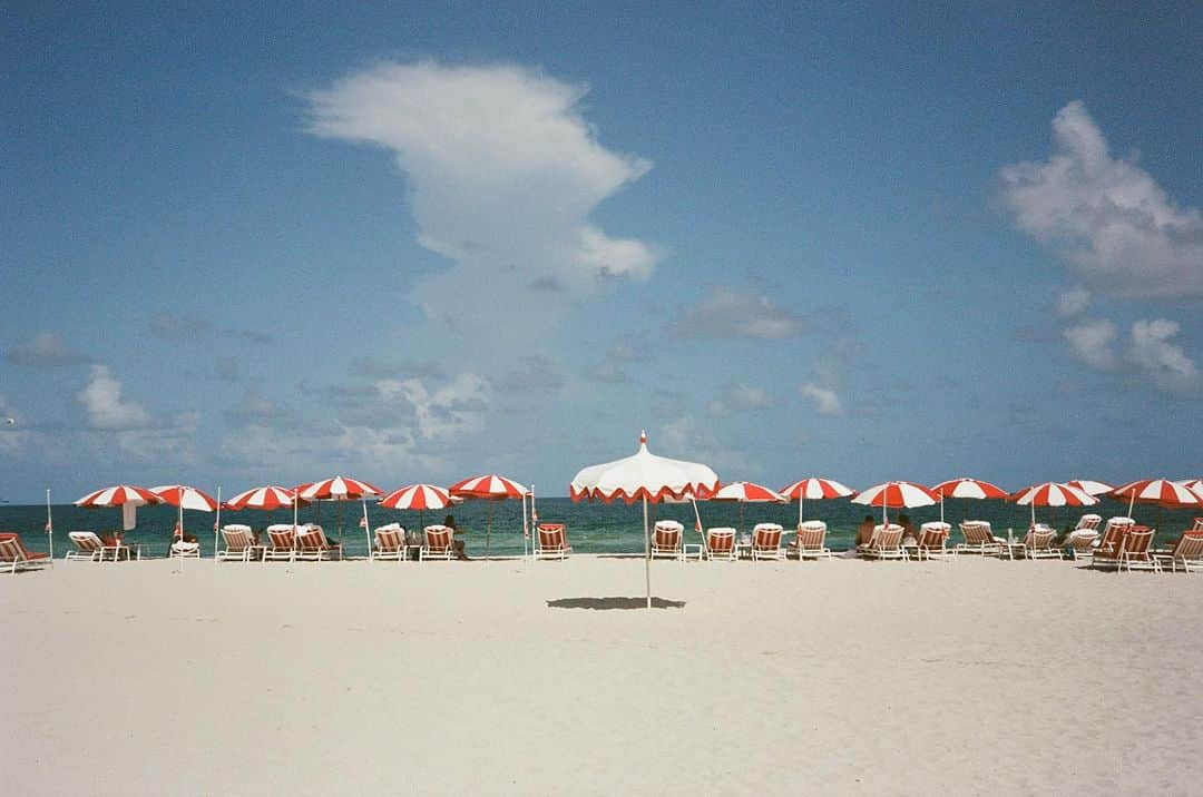 ペ・ジョンナムさんのインスタグラム写真 - (ペ・ジョンナムInstagram)「miami mood film photos rollei35 classic 🙃📸🎞️ ☀️🏝️🌴⛱️🏖️🌊 #rollei35classicplatinum #35mmfilm #filmphoto #노보정노필터 #배작가」9月4日 6時54分 - jungnam_bae