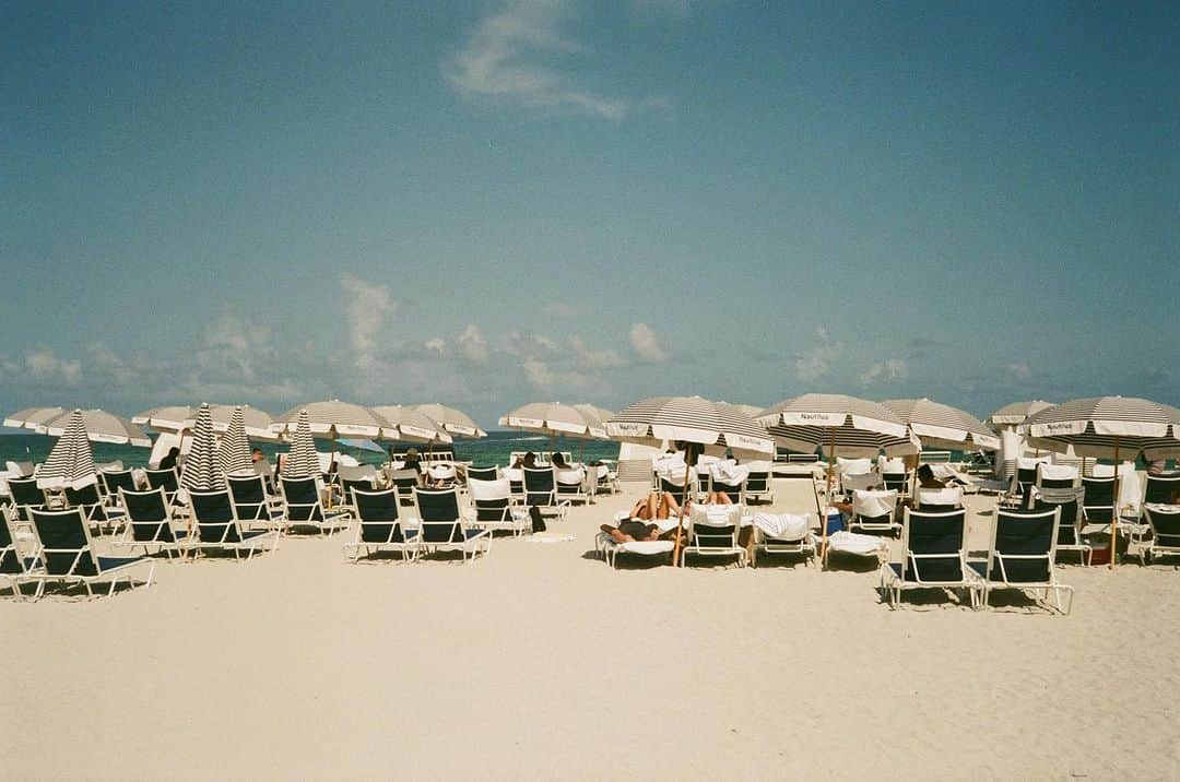 ペ・ジョンナムさんのインスタグラム写真 - (ペ・ジョンナムInstagram)「miami mood film photos rollei35 classic 🙃📸🎞️ ☀️🏝️🌴⛱️🏖️🌊 #rollei35classicplatinum #35mmfilm #filmphoto #노보정노필터 #배작가」9月4日 6時54分 - jungnam_bae