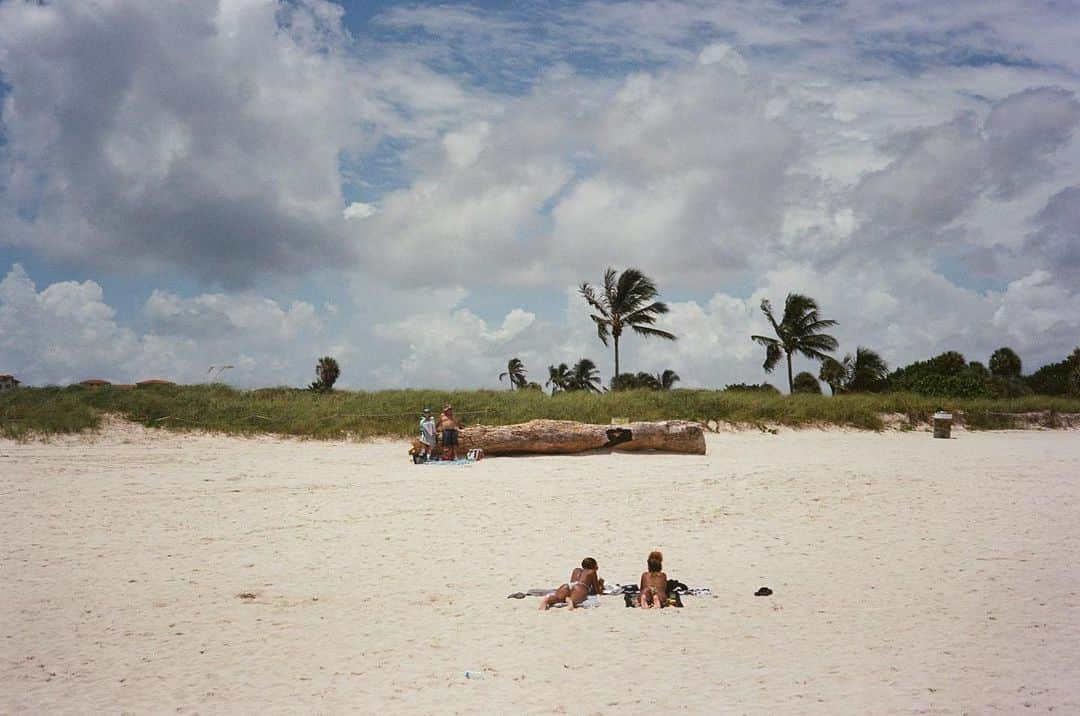 ペ・ジョンナムさんのインスタグラム写真 - (ペ・ジョンナムInstagram)「miami mood film photos rollei35 classic 🙃📸🎞️ ☀️🏝️🌴⛱️🏖️🌊 #rollei35classicplatinum #35mmfilm #filmphoto #노보정노필터 #배작가」9月4日 6時54分 - jungnam_bae