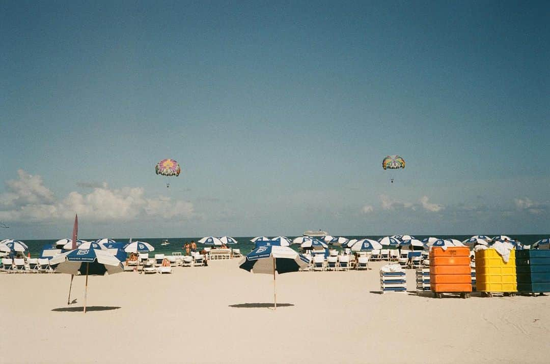 ペ・ジョンナムのインスタグラム：「miami mood film photos rollei35 classic 🙃📸🎞️ ☀️🏝️🌴⛱️🏖️🌊 #rollei35classicplatinum #35mmfilm #filmphoto #노보정노필터 #배작가」