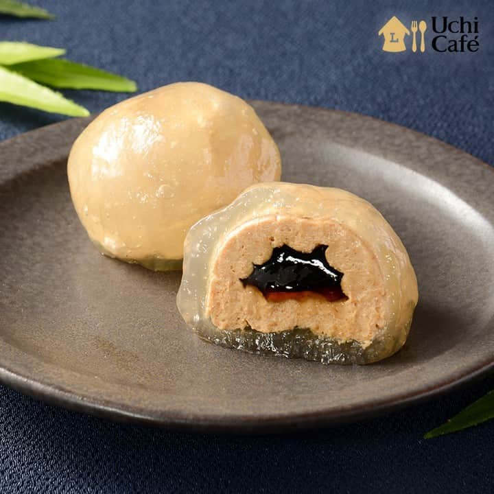 ローソン のインスタグラム：「「わらび餅で包んだきなこ玉(黒蜜入り)」が発売中♪ 見た目も涼しげで暑い夏にもぴったりなデザートです(^^) . 「わらび餅で包んだきなこ玉(黒蜜入り)」 . #ローソン #ウチカフェ #LAWSON #ウチカフェスイーツ #わらび餅 #和スイーツ #コンビニスイーツ #今日のおやつ #おやつタイム #おやつの時間 #sweets #instasweet #sweetsgram #dessert #dessertgram #instadessert #japanesefood #instagood #foodstagram #foodpics」