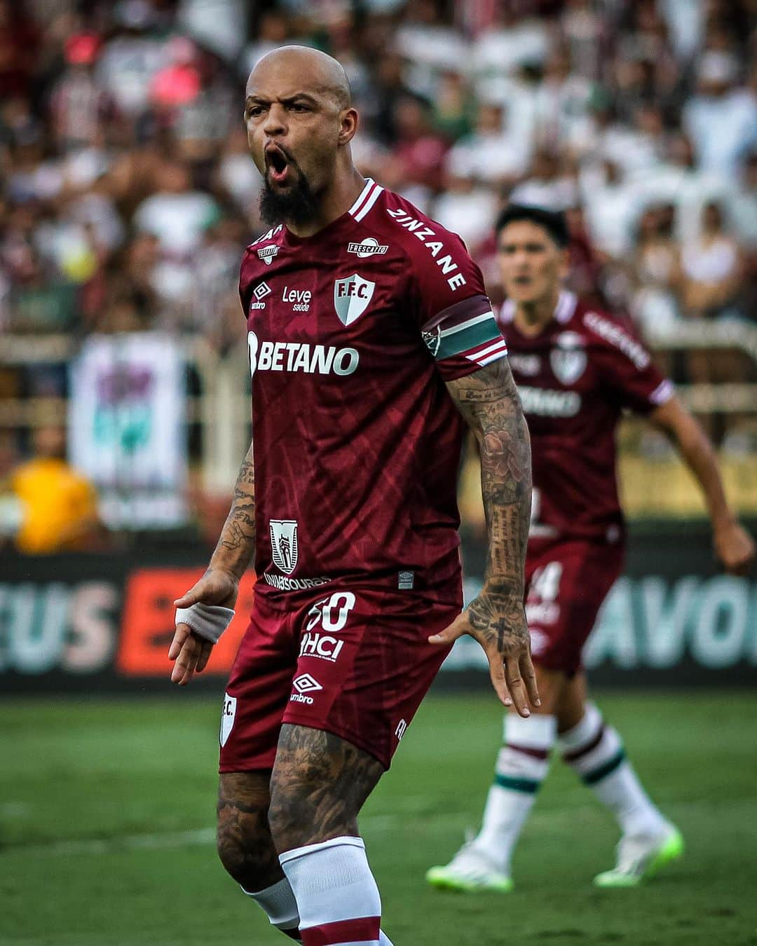 フェリペ・メロのインスタグラム：「Vitoria Fluminense, graças a Jesus!!!  #gloriasaJesus #VenceoFluminense  💚❤️🇭🇺💚❤️🦁🦁🦁」