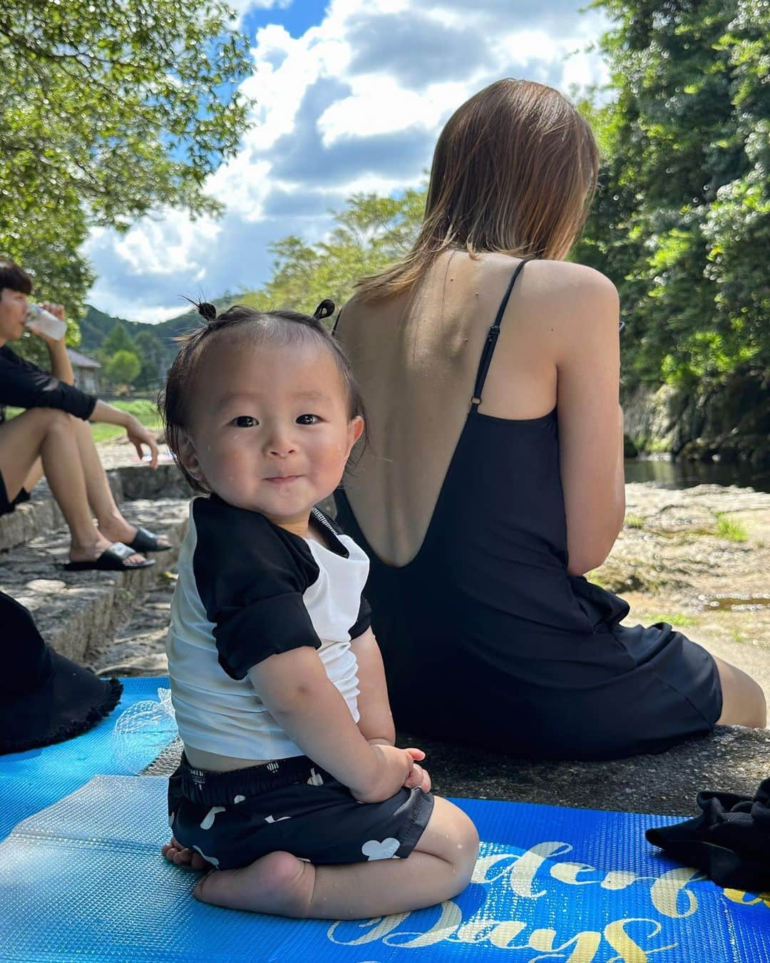 あすかさんのインスタグラム写真 - (あすかInstagram)「ㅤ ㅤ かわいすぎる虎ちゃん👶🏻 ストーリーに上げたら好評すぎて🩷　　 我が子、みんな愛おしくてたまらんけど 今の虎ちゃんの可愛さがまたたまらん。 この時期なんなんかね、本当に🥹👉🏻👈🏻  ㅤ さ、また今日から月曜日🌈 今週末は家族で東京✈️やし頑張ろう🌼 ㅤ  #ママ#男の子ママ#三兄弟#三兄弟ママ#三男#川遊び#長門峡#夏の思い出#親子コーデ#ちょんまげ#1歳#1歳男の子#赤ちゃんのいる生活#成長記録#親バカ  ㅤ」9月4日 7時04分 - ask_____10