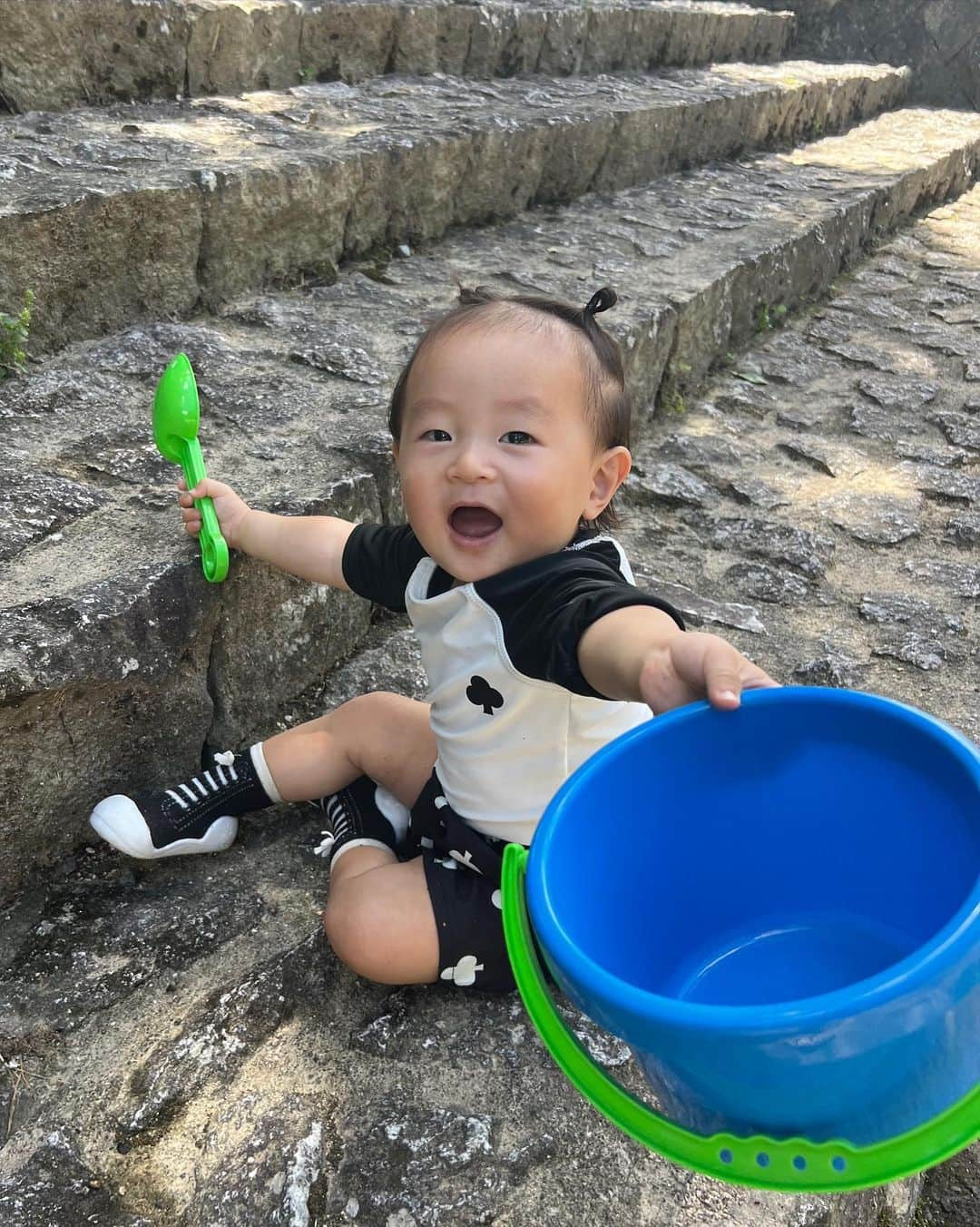 あすかさんのインスタグラム写真 - (あすかInstagram)「ㅤ ㅤ かわいすぎる虎ちゃん👶🏻 ストーリーに上げたら好評すぎて🩷　　 我が子、みんな愛おしくてたまらんけど 今の虎ちゃんの可愛さがまたたまらん。 この時期なんなんかね、本当に🥹👉🏻👈🏻  ㅤ さ、また今日から月曜日🌈 今週末は家族で東京✈️やし頑張ろう🌼 ㅤ  #ママ#男の子ママ#三兄弟#三兄弟ママ#三男#川遊び#長門峡#夏の思い出#親子コーデ#ちょんまげ#1歳#1歳男の子#赤ちゃんのいる生活#成長記録#親バカ  ㅤ」9月4日 7時04分 - ask_____10