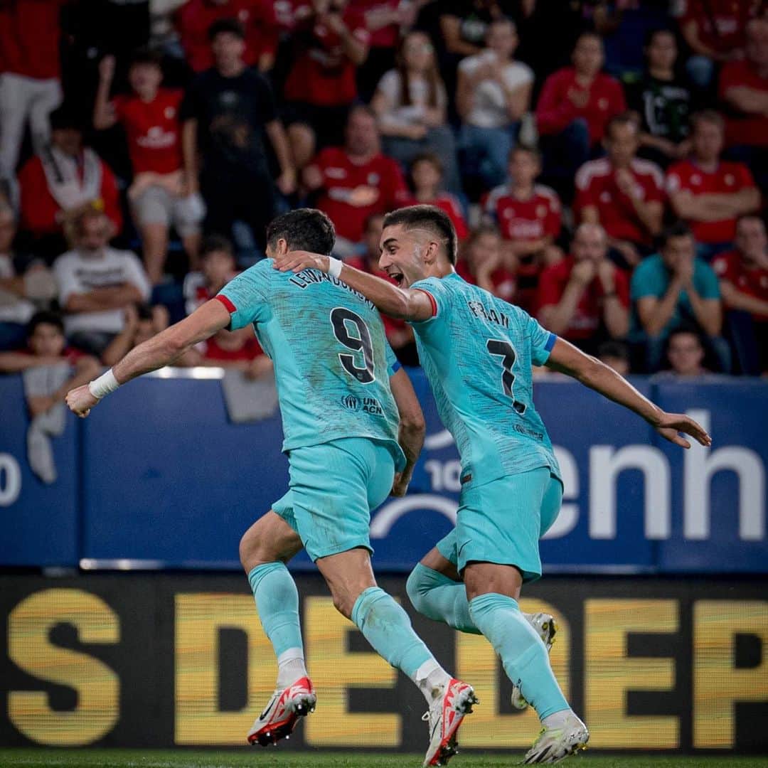 ロベルト・レヴァンドフスキのインスタグラム：「Going home with 3 points 💪🏻  @fcbarcelona」