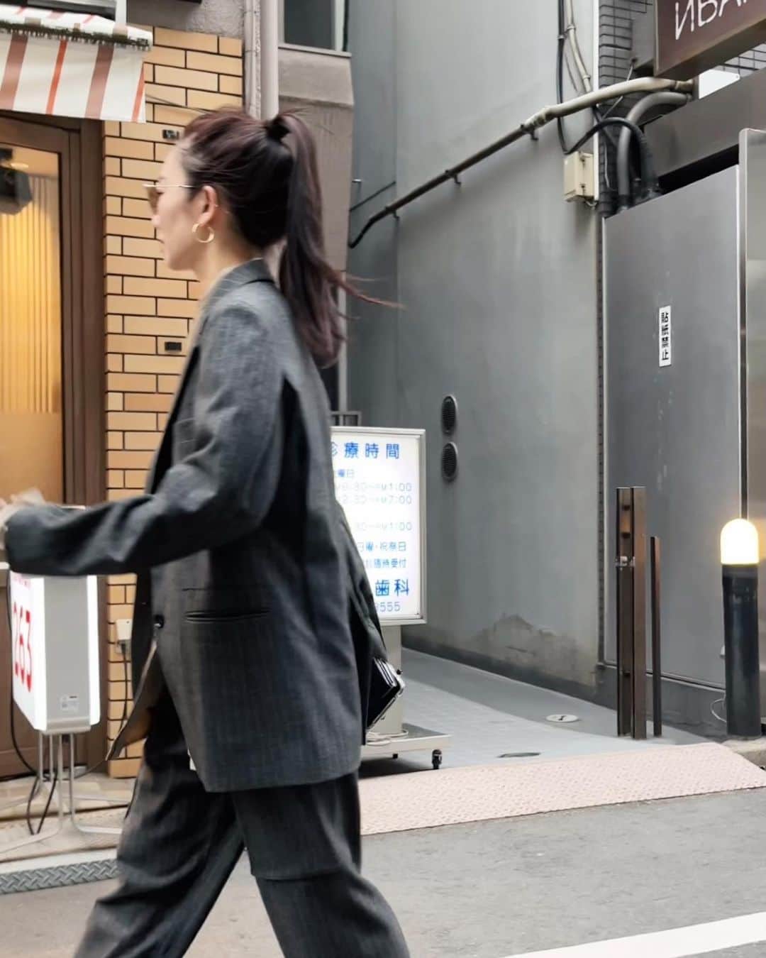 のインスタグラム：「今週はpop upでも大人気だったアイテムたちの発売日です❕  マニッシュなセットアップはもはや制服ですが、やり過ぎないモード感と渋さが絶妙です。 上品な生地だけど古着っぽさも感じられるように。  私はピンストライプとベージュをリアルバイしようかなと思うけどブラックも絶対欲しいですね。  私はいつも通りローファーで着用するのが好きです👞」
