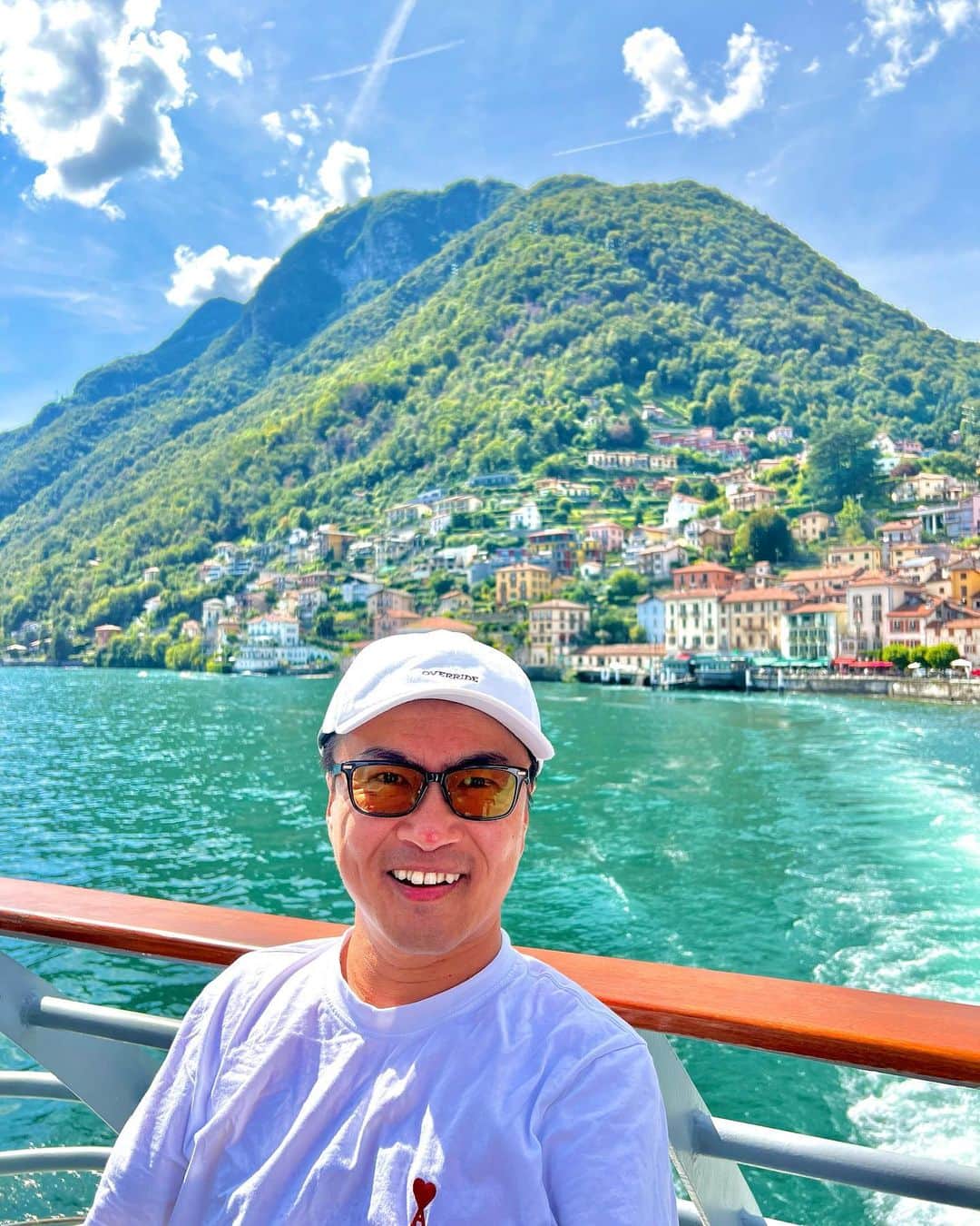 のインスタグラム：「【#Como】イタリア屈指の別荘地Como。有名どころでは、ジョージ・クルーニーも別荘を所有しているのだとか。2年前の台風で、街が壊滅的な被害に遭ったと聞いていたけれど、そこまで痕跡を感じることもなく、ひと安心。  今回はフェリーに乗って、#コモ湖 の奥にある #Lenno という街へ。#湖畔のレストラン でいただくランチは絶好のロケーションでした。  この日は往復ともに電車のトラブルがあり、あまり時間を有効活用できず。まあ、こんな日もあるかと切り替えて、翌日のMilanoに備えます！」