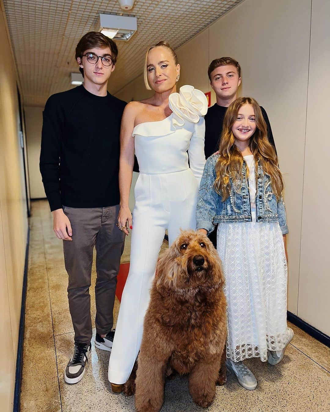 アンジェリカのインスタグラム：「Que @domingao especial! Celebrando a vida do meu amor, com uma linda surpresa. Hoje veio a família toda! ❤️✨ (com direito a @gringa_the_dog pela primeira vez também!).」