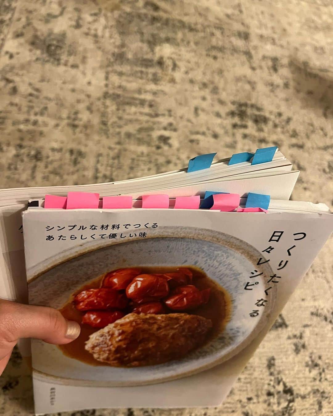井上咲楽さんのインスタグラム写真 - (井上咲楽Instagram)「高校の友達が家に来てくれたので色々作ってみました。  長谷川あかりさんのレシピ本から、　 ・とうもろこしと青唐辛子の炊き込みご飯 ・鶏むね肉の海苔煮 ・鮭サルサ南蛮 ・ホタテの海苔はるまき  どれもとても簡単で頑張らなくていいのに、おいしくて喜んでもらえます。 眺めているだけで何かを作りたくなる、信頼している料理本です！！！ 特に作りたいものに付箋貼っています✨  たわいもない話をして過ごす特別な日だったな〜。  #いのさくの暮らし  #おうちごはん」9月4日 7時33分 - bling2sakura