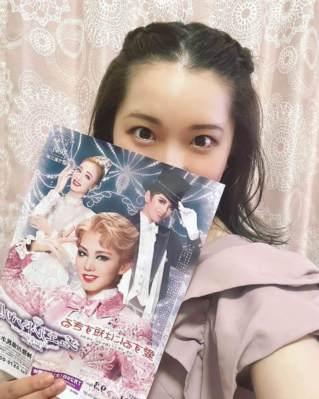 涼花美雨のインスタグラム：「⛄️  雪組の全国ツアー公演を観させて頂きました！ 華やかで華やかで… お芝居もショーも興奮と感動しっぱなしの3時間！🥹 開演前、幕間、終演後と、沢山のお客様が雪組の事を褒め褒めして下さっているのが聞こえてきて、自分の事のように嬉しくホクホクニヤニヤしていました🤭🌱  皆さんご存知の通り笑 大っ好きな咲さん！！！ カッコ良すぎて、出て来られる度にぐさっ💘尊敬する咲さんの大好きな所、語り出したら止まらない！  同期の活躍も最高で優勝すぎたし、上級生の皆様も下級生のみんなも可愛くてカッコよくて最強でしたっ お一人お一人に感想を伝えたい！！！ ハグしたい👐  宝塚の素晴らしい魅力が溢れていて、元気で全国に届けてほしいなと思いました🌷  ４枚目と５枚目は、2月に神奈川公演中、終演後に山下公園周辺をお散歩していた時に撮ったもの。 完全に腹筋しているマネキンと出会いました🏋️  #雪組 #全国ツアー #彩風咲奈さん #朝美絢さん #夢白あやちゃん #102期 #一禾あお💪 #有栖妃華👸 #千秋楽まで走り抜けられます様に #横浜 #腹筋大事」