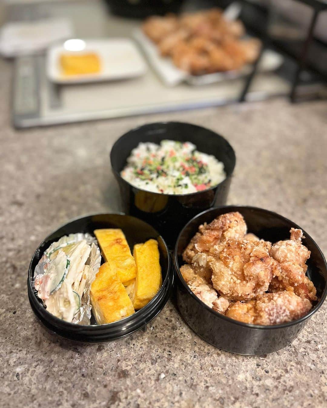 AriizumiEmaのインスタグラム：「今日からまたお弁当作りがスタート。お弁当つくりの早起きと手際に慣れるまでの最初の1週間が辛いです🥵 初日は竜田揚げに。 昨夜、下味に漬けておいたので少し今朝は楽でした😌  久しぶりのお弁当だったので、緑の🌱葉を買い忘れていた😅  ・ #高校生弁当 #高校生男子弁当 #お弁当 #お弁当のおかず #2学期」