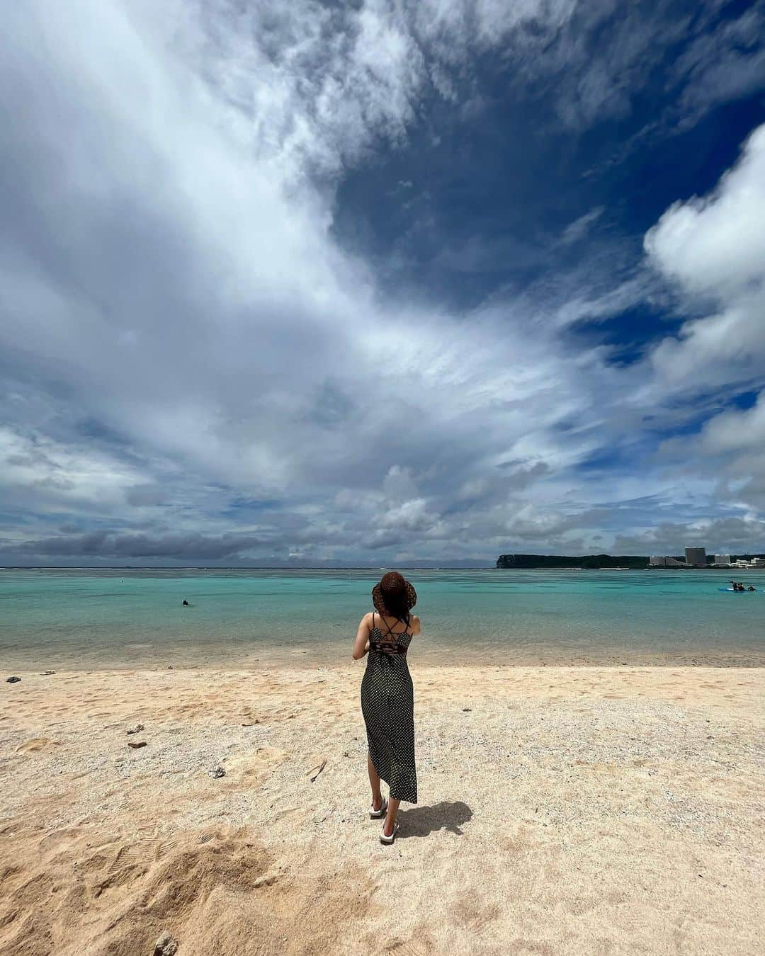 兼田日向子さんのインスタグラム写真 - (兼田日向子Instagram)「🇬🇺🌴 イパオビーチ、海が綺麗で震えた🥹 タモンビーチよりも人が少なくて ゆったり( ᵕ·̮ᵕ )♡ . SPF100の日焼け止めを買ったけど、 伸び感ゼロで使い心地は🙅‍♀️笑 . . . . . #小指立ってますけど#イパオビーチ#グアム#グアム旅#グアム旅行#グアムおすすめ#グアム観光#サロモ#サロンモデル#ボブ#ショートヘア#麦わら帽子」9月4日 18時46分 - hinako523_k