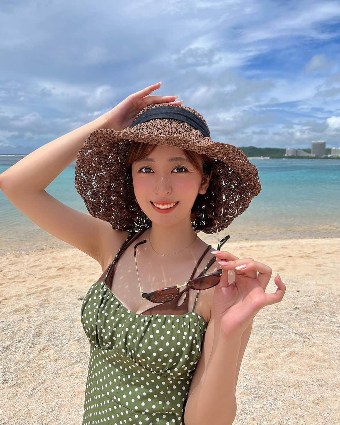 兼田日向子のインスタグラム：「🇬🇺🌴 イパオビーチ、海が綺麗で震えた🥹 タモンビーチよりも人が少なくて ゆったり( ᵕ·̮ᵕ )♡ . SPF100の日焼け止めを買ったけど、 伸び感ゼロで使い心地は🙅‍♀️笑 . . . . . #小指立ってますけど#イパオビーチ#グアム#グアム旅#グアム旅行#グアムおすすめ#グアム観光#サロモ#サロンモデル#ボブ#ショートヘア#麦わら帽子」