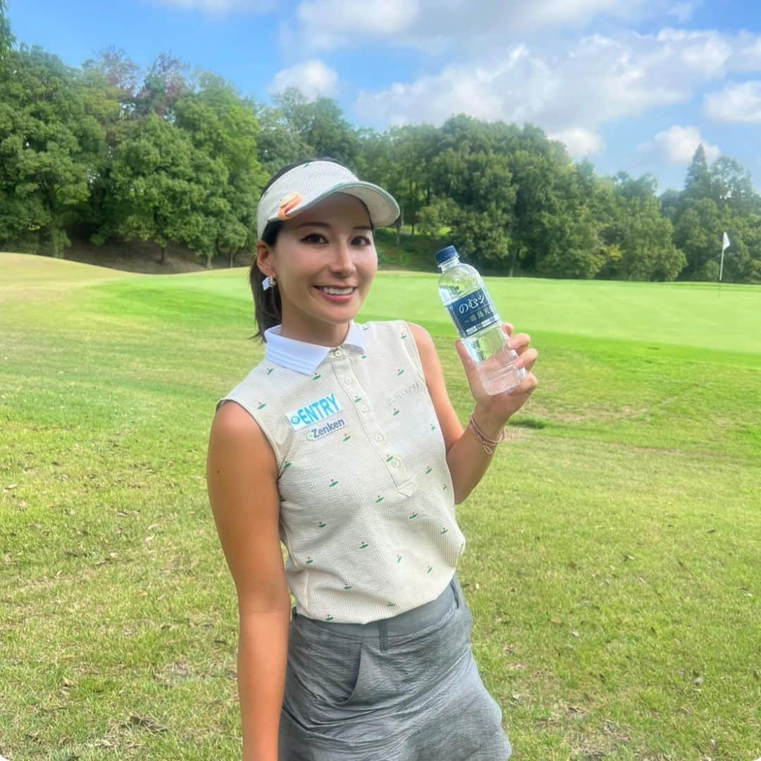 杉山美帆のインスタグラム：「夏は暑くてスポーツドリンクばっかり飲みがちだけど、糖質摂り過ぎてしまうので、お水とトマトジュースを飲むことが多い🤤  特にのむシリカ　@nomusilica_official は中硬水でミネラルも入ってるのに軟水のような感覚で飲めるのが気に入ってる🥺 この間美容の為に、ケイ素も買っちゃったけど、シリカも同じ成分だった🤣  #シリカ #シリカ水 #のむシリカ #supported #ナチュラルミネラルウォーター #霧島天然水 #美容 #ケイ素」