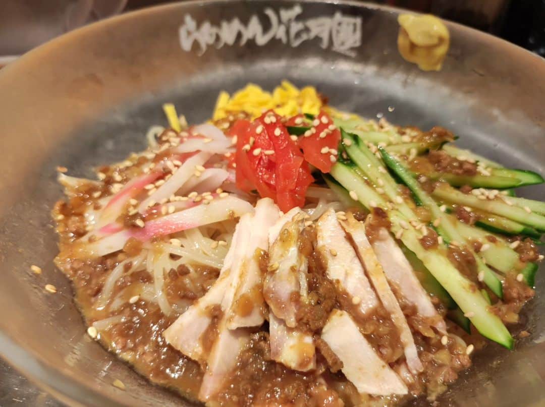 つけMen野郎のインスタグラム：「冷やし中華そば帆夏 らあめん花月嵐 先日、魯珈コラボ食べようと花月へ。昼時なのに閉店中(?)の札でやってない…チェーン店でもそんなことあんのね。そして別日に再度行ってみたら、券売機で魯珈販売中止(?)となっていたので冷やし中華。普通の冷やし中華に肉と生姜の効いたミンチタレのようなものがかかり、うまさをプラスしている。どうしてもこの手の冷やし中華食べるとマヨが欲しくなる。そして魯珈を食べることは叶わないのだろうか…」