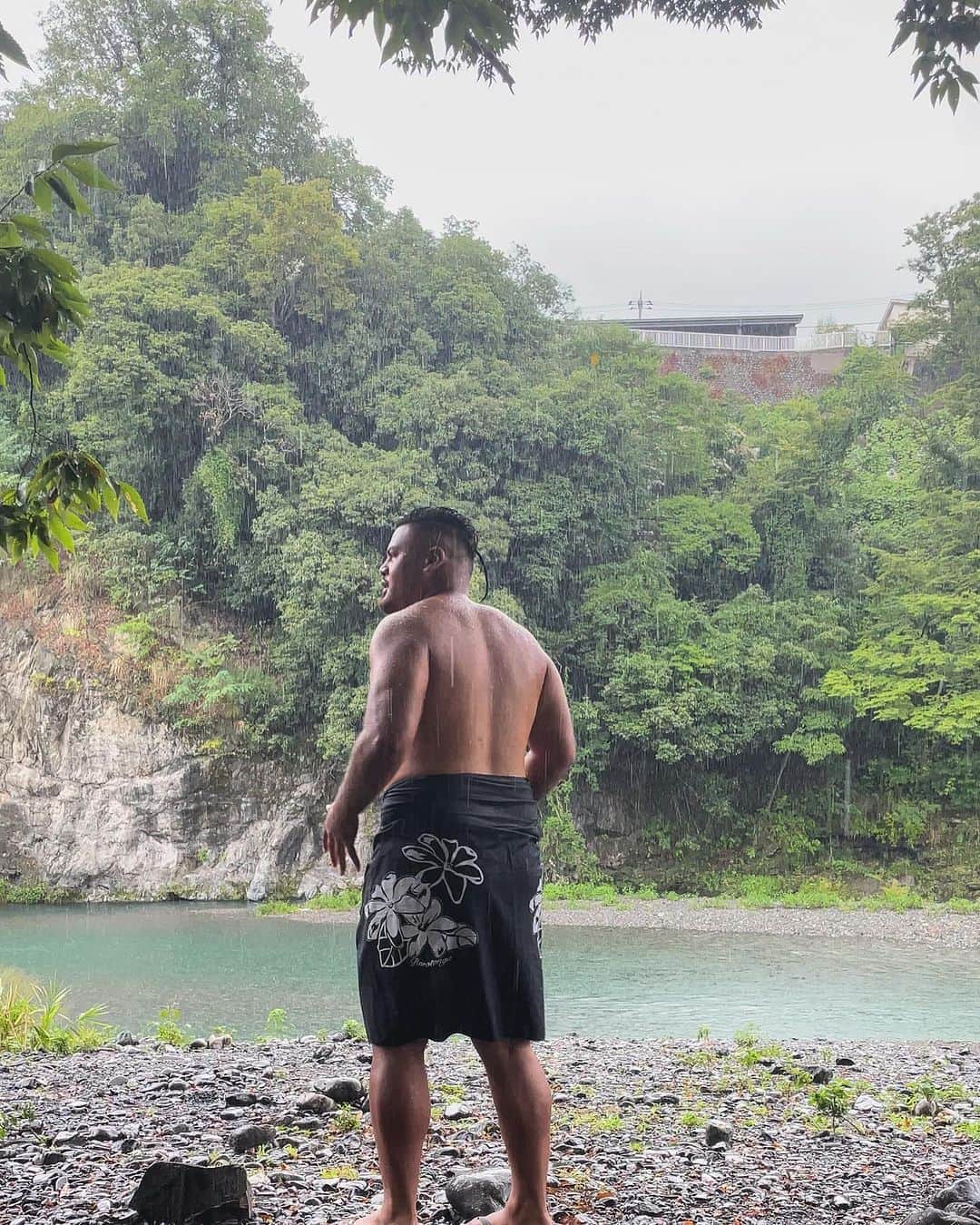 ジェイデン・トア・マクスウェルさんのインスタグラム写真 - (ジェイデン・トア・マクスウェルInstagram)「My August… ➡️ 8月です  Friendship, Peace, Nature & Grind. 🤟🏾🌹  友情、平和、自然、挽歌。  初カルーセル▶️」9月4日 18時45分 - jaydentoamaxwell
