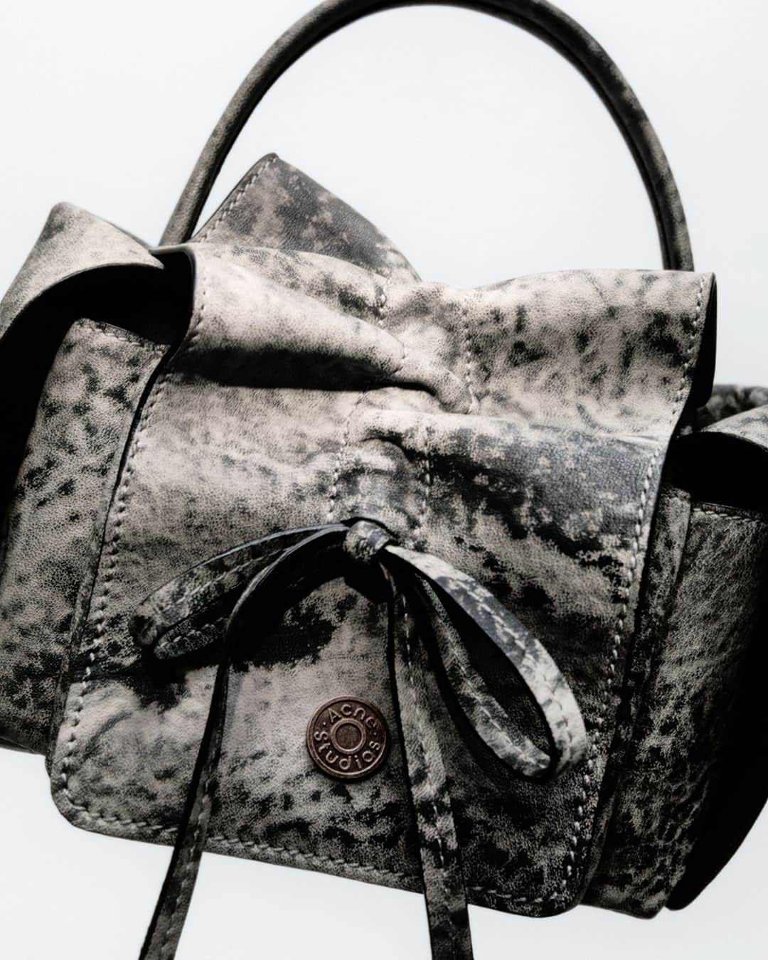 Acne Studiosさんのインスタグラム写真 - (Acne StudiosInstagram)「Introducing the Multipocket mini bag in distressed leather.⁣ ⁣ Available now at acnestudios.com⁣ ⁣ Photographer: @CarlijnJacobs⁣ Set Design: @DavidJamesWhite_」9月4日 18時41分 - acnestudios