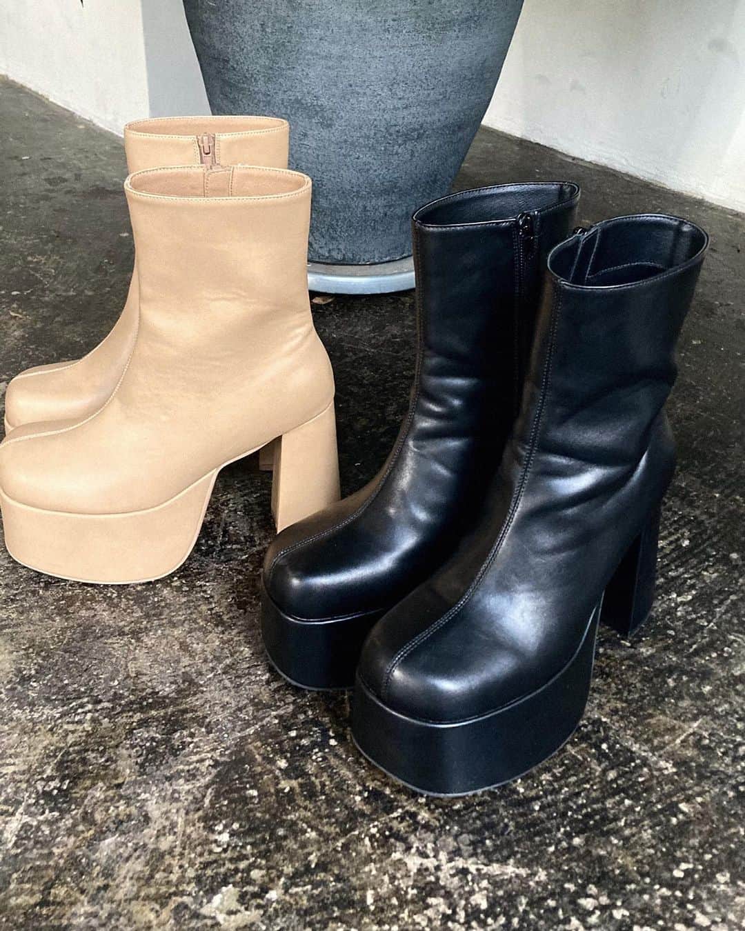 EMODAさんのインスタグラム写真 - (EMODAInstagram)「ㅤㅤㅤㅤㅤ '23 autumn&winter Recommend boots ㅤㅤㅤ  ・SQUARE SHORT BOOTS ￥ 15,180 tax'in(9/5発売予定) ＿＿＿＿＿＿＿＿＿＿＿＿＿＿＿＿＿＿＿＿＿＿＿＿ 詳細は( @emoda_official )のTOPのURL,storiesチェック✔️ㅤㅤ ㅤㅤㅤ ㅤㅤㅤㅤㅤ ㅤㅤㅤㅤㅤ ㅤㅤㅤㅤ #EMODA #EMODA_SHOES #boots #ショートブーツ #ブーツ #RUNWAYchannel #2023AW #autumn @emoda_snap」9月4日 18時42分 - emoda_official