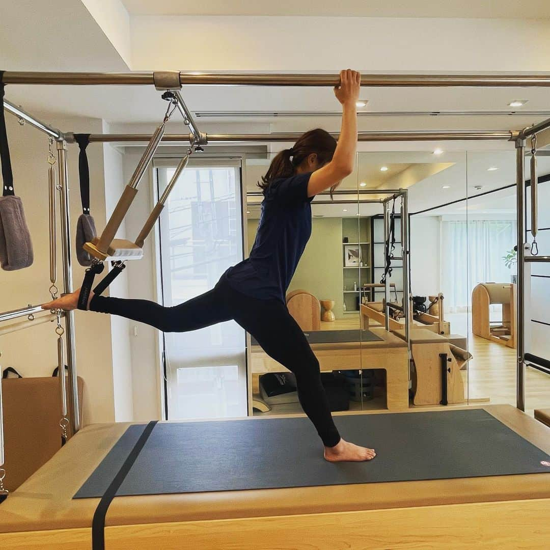 伊藤美紀のインスタグラム：「Pilates Day 🧘‍♀️‪🌱  今日のoffはピラティス 自分の体と向き合う大切な時間 継続は力なり🫡  ピラティスは呼吸やどこの筋肉を使っているのか 細かいところまで意識します 背骨から頭のてっぺんまで一直線にする 腕や足の筋肉に頼らずに腹筋などインナーマッスルをしっかり使って行います☝🏻 そして、伸びてる感覚を感じながら細かい所まで集中して鍛えます☝🏻  今日はインナーマッスルを使ってる感覚が研ぎ澄まされた1日⚡️❤️‍🔥  今日も1歩前進✌🏻 でもまだまだ伸びしろだらけで楽しい♥️ @secret_pilatesstudio  @hazukipilates   #ピラティス  #pilates  #昨日よりも今日  #今日よりも明日 #成長した自分に 😊✌🏻 @cathyyossy_mm さんとの合言葉♥️  #三菱重工浦和レッズレディース  #伊藤美紀 #5」