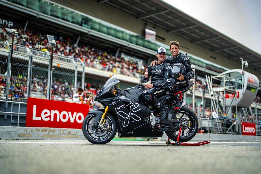 ボージャン・クルキッチのインスタグラム：「Una experiència única ahir al @circuitdebcncat !  Abans de la carrera de MotoGP vaig poder donar una volta amb l’expilot @fonsinieto10 . Brutal! 💥 @ducaticorse   ¡Una experiencia única ayer en el @circuitdebcncat ! Antes de la carrera de MotoGP pude dar una vuelta con el expiloto @fonsinieto10 . ¡Brutal! 💥 @ducaticorse」