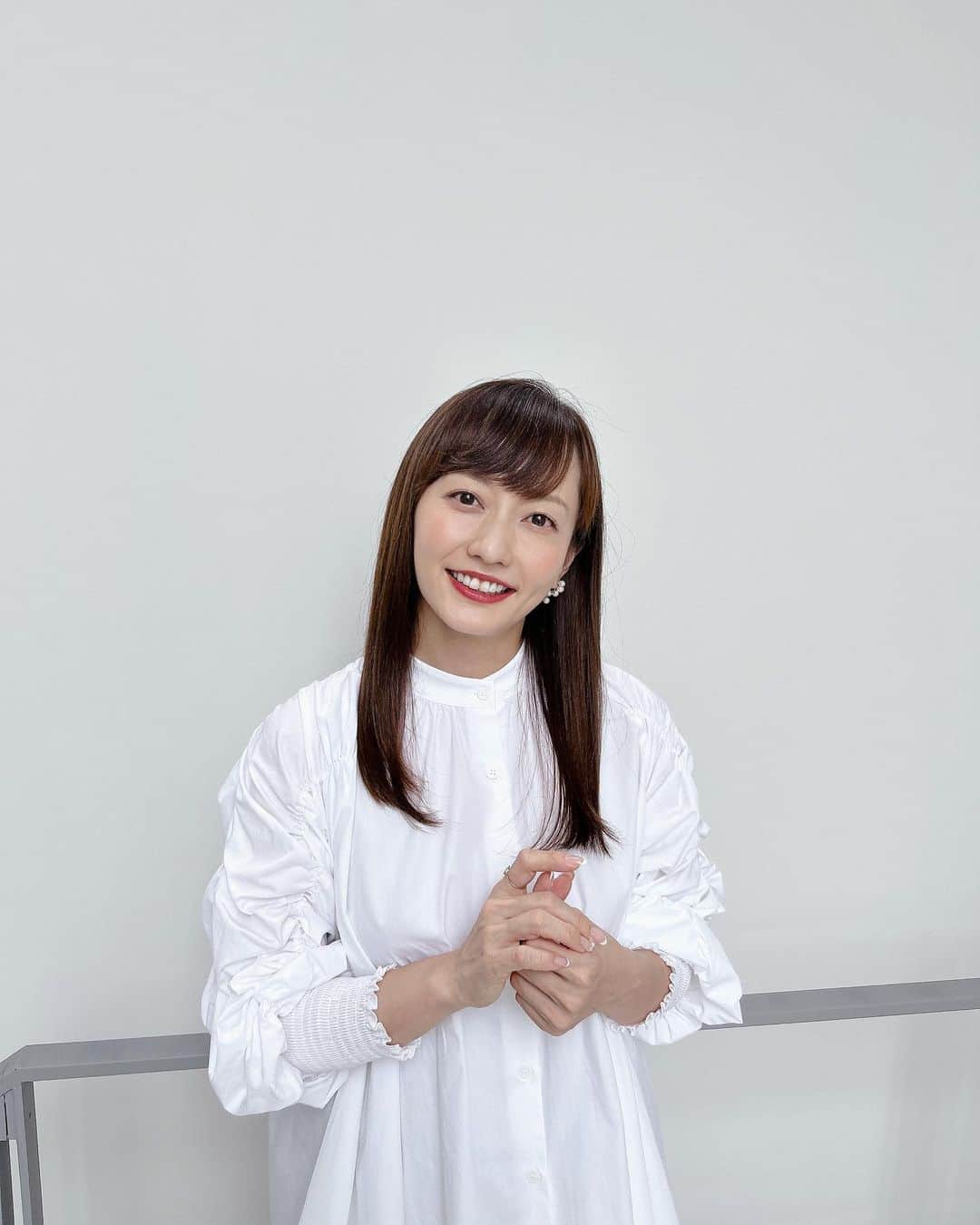 島本真衣のインスタグラム：「今日の衣装です🤍 見てくださった皆さん、ありがとうございました🎤  #ギャザーブラウス  @romile_official   #パンツ @parigot_women   #ピアス #リング @artidaoud   #パンプス @kanematsu_official」