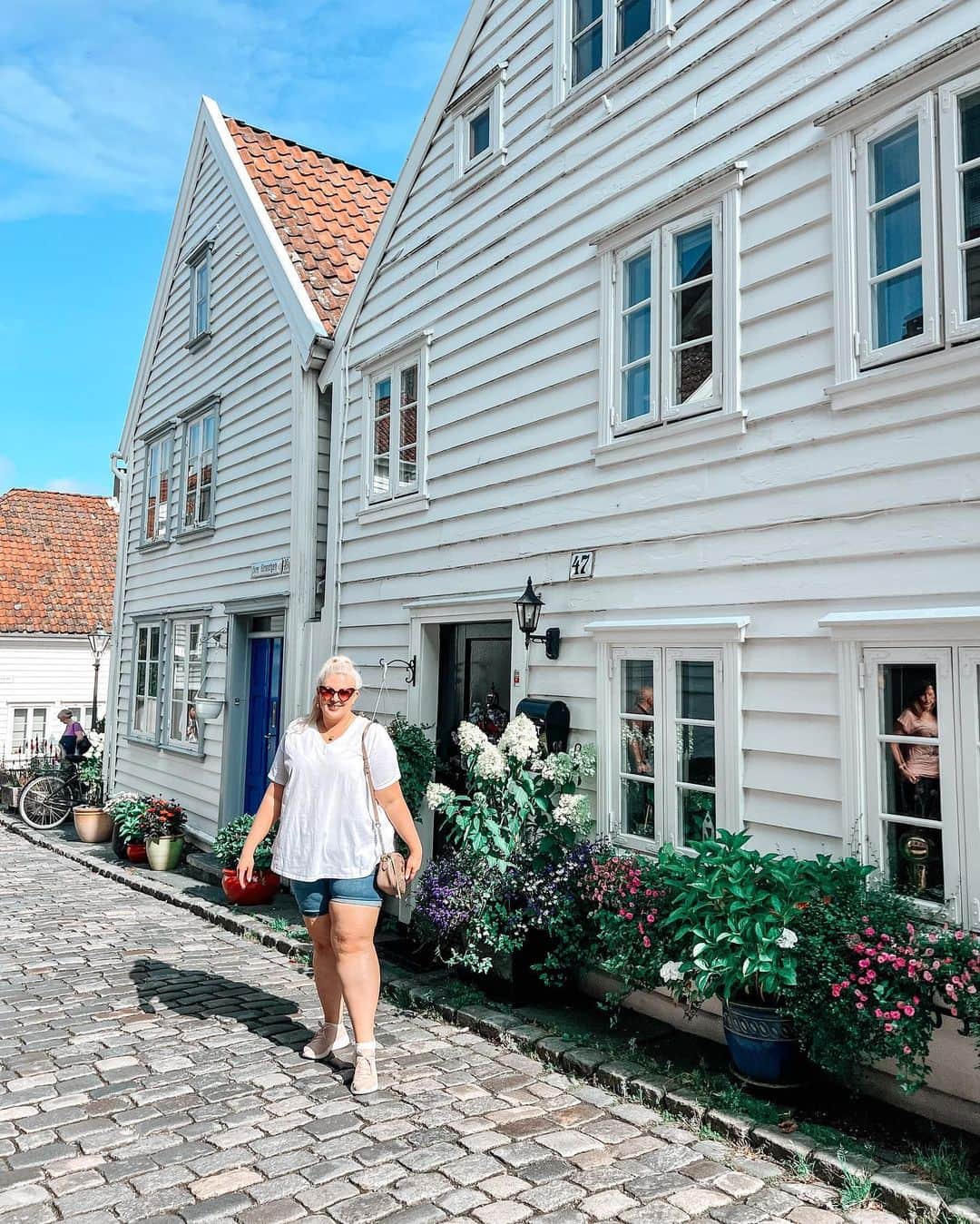 ルイーズ・ペントランドのインスタグラム：「ad 🛳️Have you ever heard of Stavanger? It’s the fourth largest city in Norway and is WELL worth a visit. This was our second time there and these 10 photos are just a handful- shall I do another carousel post or is it all reels these days?  We loved the gorgeous buildings, amazing boutiques and super friendly locals we met throughout the day who were so kind to the girls.  We also found the BEST park ever but I’ll save that for another post.  I actually vlogged this whole day and everyone was in such great spirits. It’s linked in my bio and I’d love you to check it out!  If you had to pick a favourite city, what would it be? Xxx  Ps- when is too old for a carebear skirt??? Asking for a friend xxx」