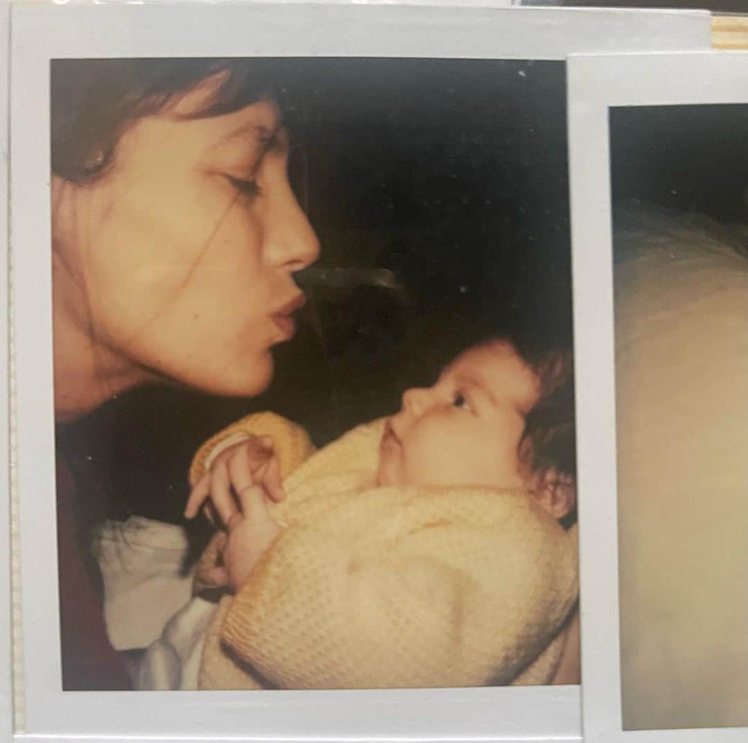 ルー・ドワイヨンのインスタグラム：「Birth-day ❤️‍🩹 Me and my baby book  Thank you mama for being here, thank you Papa ♥️」