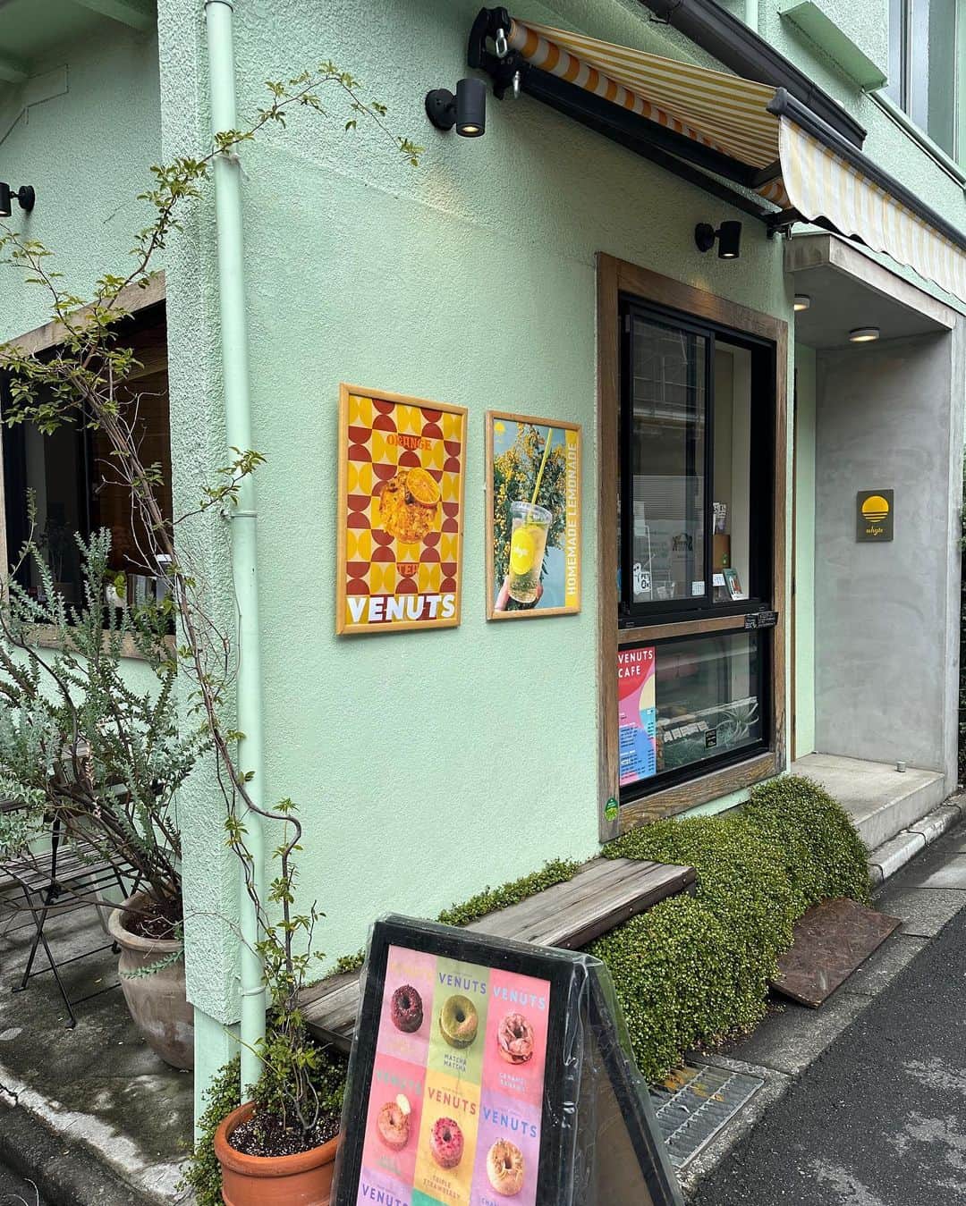 のインスタグラム：「会社の近くのヴィーガンドーナツ屋さん🍋 出勤の日はここのソイラテを飲むのが日課☕️  ソイラテ苦手だけどここのは美味しい☺️🤍  EDENに来た際はぜひ✌🏼  .」