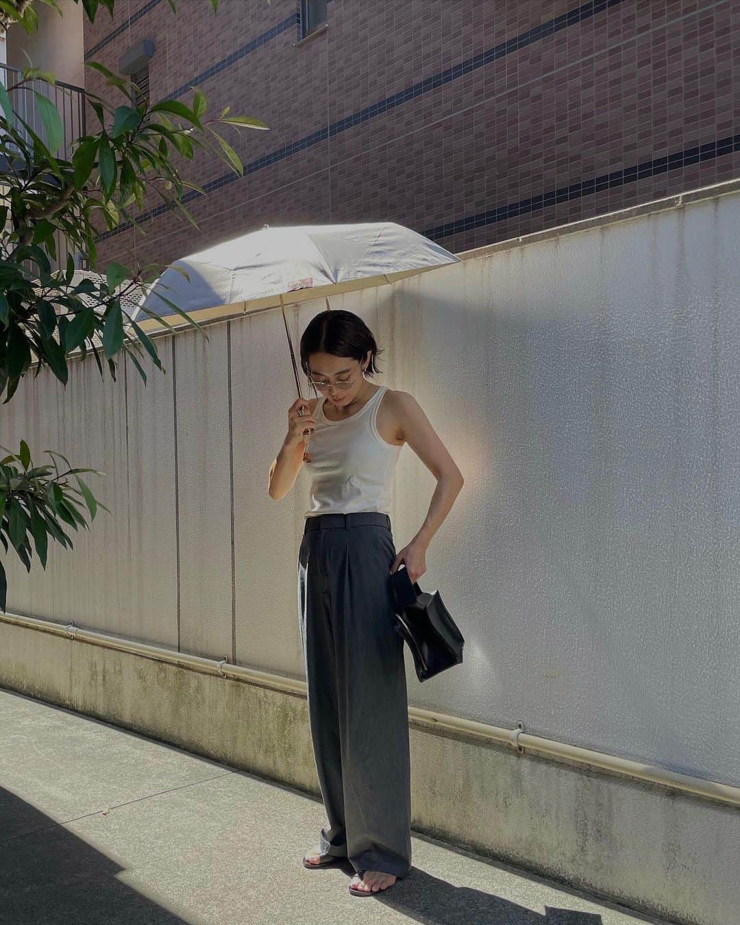 akiさんのインスタグラム写真 - (akiInstagram)「今年は暑すぎて、今まで持たなかった日傘が活躍🌂☀️  完全遮光99.99%でmade in japanなのが魅力でこちらにしましたん🫶  #aara #アアラ #完全遮光」9月4日 17時17分 - 7_aki_7