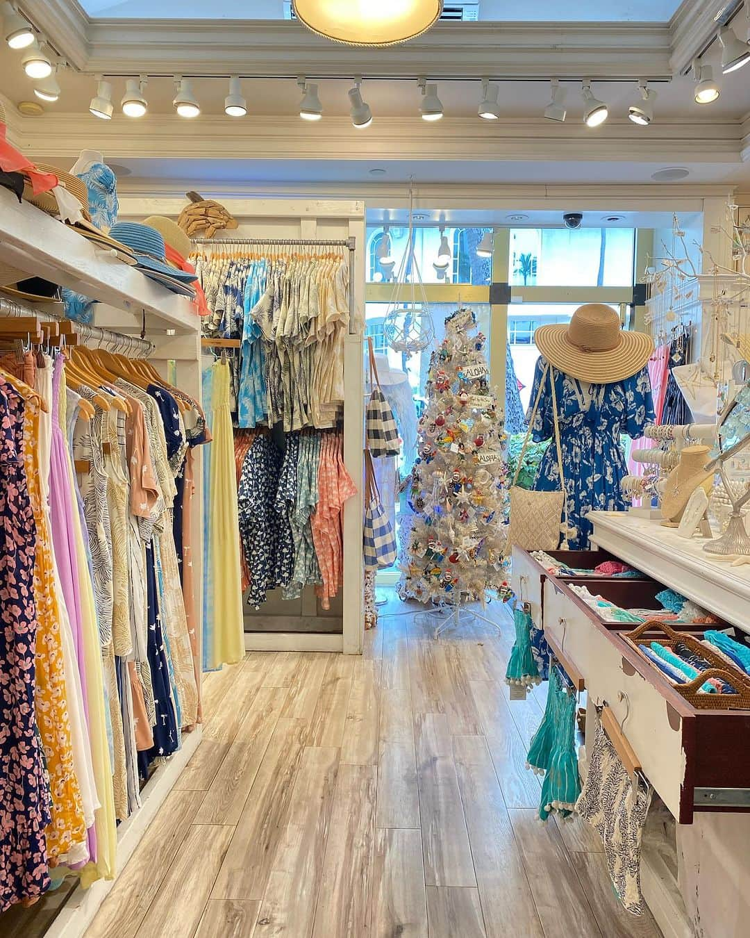 Angels By The Sea Hawaii Waikiki Based Boutiques ?Original clothing designed さんのインスタグラム写真 - (Angels By The Sea Hawaii Waikiki Based Boutiques ?Original clothing designed Instagram)「Angels by the sea @angelsbythesea  お店にも是非遊びにお越しくださいね〜👼  Please come to us @angelsbythesea 👼  👗 @angelsbythesea  📸 @angelsbythesea  📍Angels by the sea , Honolulu  @angelsbythesea has been Hawaii’s resort fashion brand based in Honolulu, Hawaii, since 2010. Please visit our online store 🌺www.angelsbytheseahawaii.com Owner Designer Nina Thai (Miss Waikiki) @nina_bythesea (日本語勉強中📚🙇🏻‍♀️) Please feel free to tag your pic for a chance to be featured!  ハワイのリゾートファッション、 エンジェルズバイザシー はミスワイキキである Nina Thai によって作られたハワイオリジナルファッションブランドです🌴日本語ウェブサイトはこちら www.angelsbytheseahawaii.jp  ハワイやリゾートファッションが好きな人は是非私達のアカウントをフォローして下さい🙌また私達の商品をポストする際にタグ付けしていただいたら私達からリポストされるチャンスがあります  #angelsbytheseahawaii #angelsbythesea #resortwear #hawaii #waikiki #supporthawaii #sheratonwaikiki #bandeau #palmleaves #hawaiibeaches  #ハワイ #ワイキキ #カイルア #ラニカイビーチ #シンプルコーデ #ハワイ好きな人と繋がりたい #エンジェルズバイザシーハワイ #エンジェルズバイザシー #リゾートファッション #ハワイに恋して #ハワイ限定 #シェラトンワイキキ #ワイキキビーチ」9月4日 17時27分 - angelsbythesea