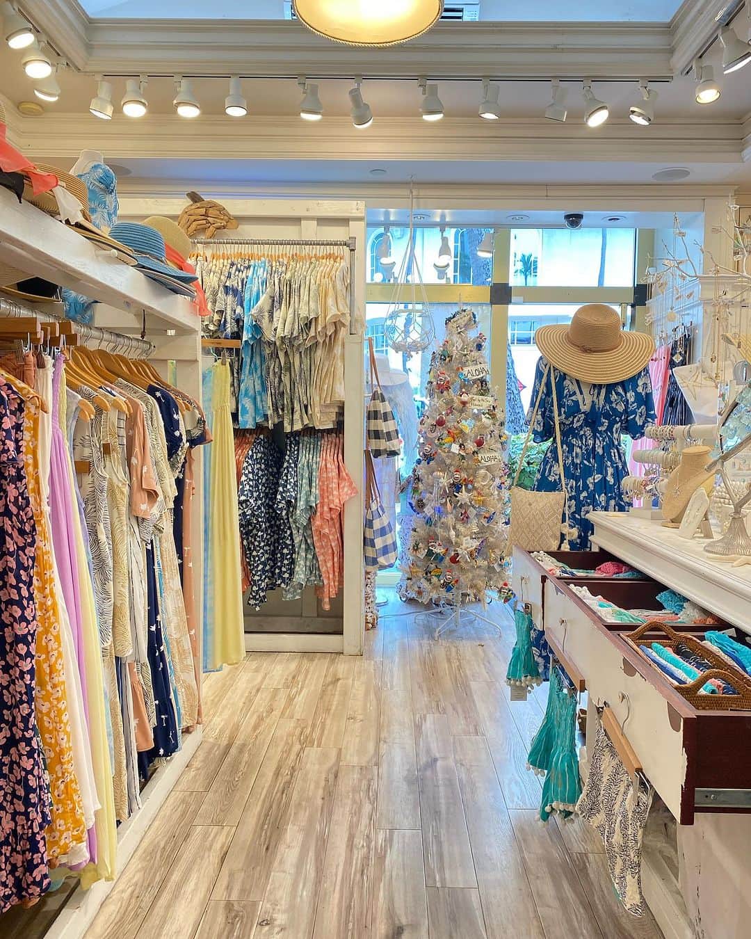 Angels By The Sea Hawaii Waikiki Based Boutiques ?Original clothing designed のインスタグラム：「Angels by the sea @angelsbythesea  お店にも是非遊びにお越しくださいね〜👼  Please come to us @angelsbythesea 👼  👗 @angelsbythesea  📸 @angelsbythesea  📍Angels by the sea , Honolulu  @angelsbythesea has been Hawaii’s resort fashion brand based in Honolulu, Hawaii, since 2010. Please visit our online store 🌺www.angelsbytheseahawaii.com Owner Designer Nina Thai (Miss Waikiki) @nina_bythesea (日本語勉強中📚🙇🏻‍♀️) Please feel free to tag your pic for a chance to be featured!  ハワイのリゾートファッション、 エンジェルズバイザシー はミスワイキキである Nina Thai によって作られたハワイオリジナルファッションブランドです🌴日本語ウェブサイトはこちら www.angelsbytheseahawaii.jp  ハワイやリゾートファッションが好きな人は是非私達のアカウントをフォローして下さい🙌また私達の商品をポストする際にタグ付けしていただいたら私達からリポストされるチャンスがあります  #angelsbytheseahawaii #angelsbythesea #resortwear #hawaii #waikiki #supporthawaii #sheratonwaikiki #bandeau #palmleaves #hawaiibeaches  #ハワイ #ワイキキ #カイルア #ラニカイビーチ #シンプルコーデ #ハワイ好きな人と繋がりたい #エンジェルズバイザシーハワイ #エンジェルズバイザシー #リゾートファッション #ハワイに恋して #ハワイ限定 #シェラトンワイキキ #ワイキキビーチ」