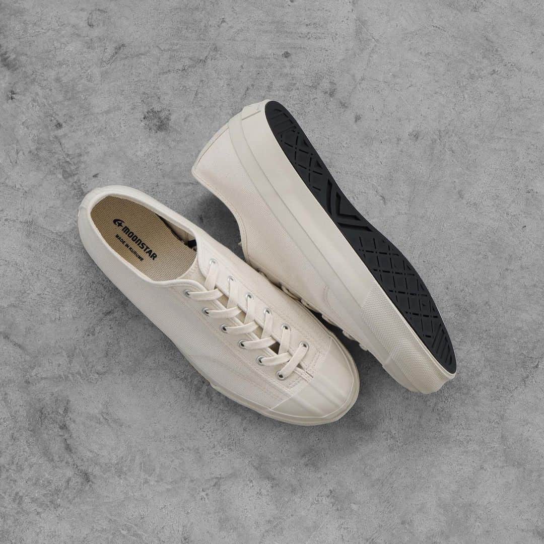 MOONSTARのインスタグラム：「. GYM CLASSIC 10 / WHITE  FINE VULCANIZEDシリーズ10周年記念モデル。GYM CLASSICのディテールを踏襲しながら一つ一つの仕様にこだわり構築しました。アッパーは丈夫でしなやかなオリジナルのダック生地と強度を増したライニング、シューレースには肉厚なコットンを採用。耐摩耗性能を向上させたアウトソールに、インソールは通常とより柔らかく反発性の高いクッション材の二重構造にしています。加えて内外で長さの異なるヒールカウンターにするなど安定感のある履き心地を追及しました。  #moonstarshoes  #finevulcanized  #gymclassic10  #madeinkurume」