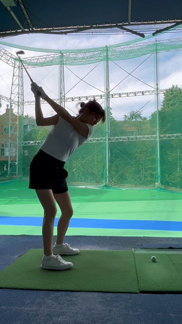 後藤楽々のインスタグラム：「最近は調子が悪し🏌️‍♀️  この間は前半44後半55も打ってしまった！！！  ついこの間まで調子良かったのに、、、  むずかしや。  #ゴルフ#ゴルフスイング #ゴルフ女子#スイング動画  #golf #golfswing」