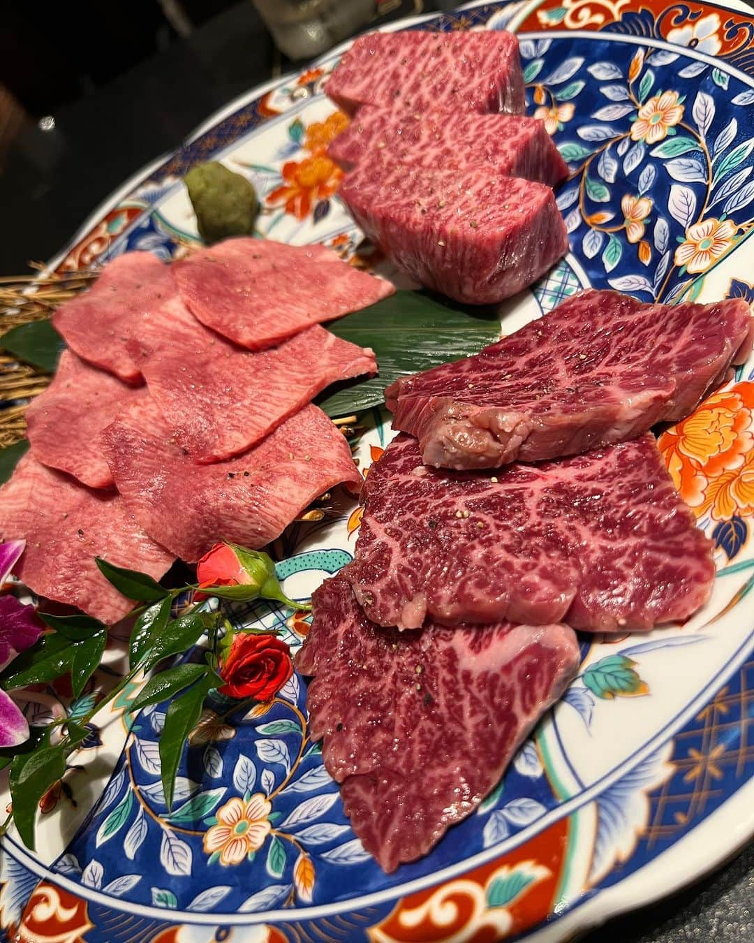 水内猛のインスタグラム：「今日は奥様のお誕生日㊗️なので、昨日焼肉食べました🥩うまい、うま過ぎる… #誕生日 #奥様 #焼肉 #焼肉ブルズ #ブーブクリコ #乾杯」